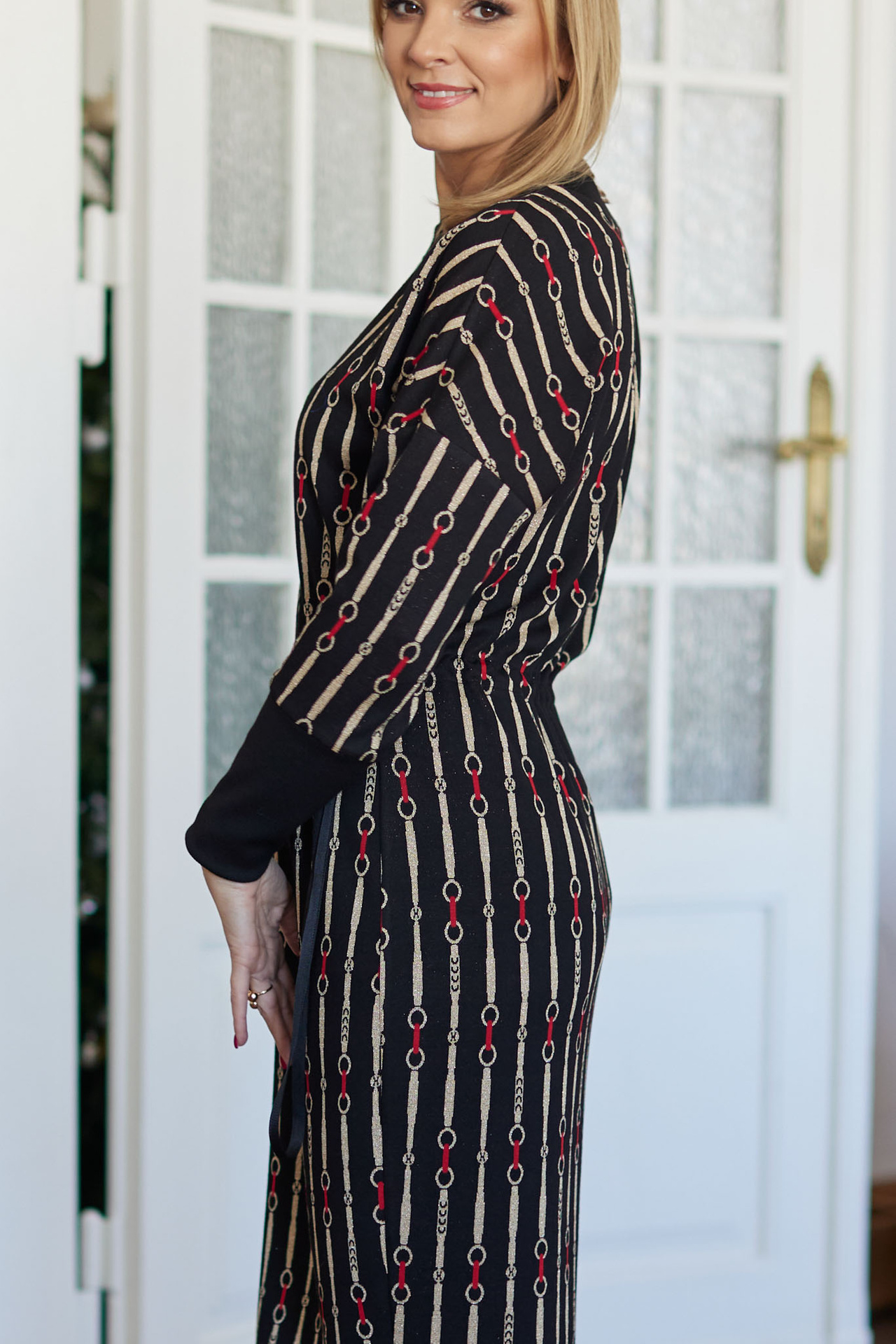 Elegant knee-length dress with woven gold thread