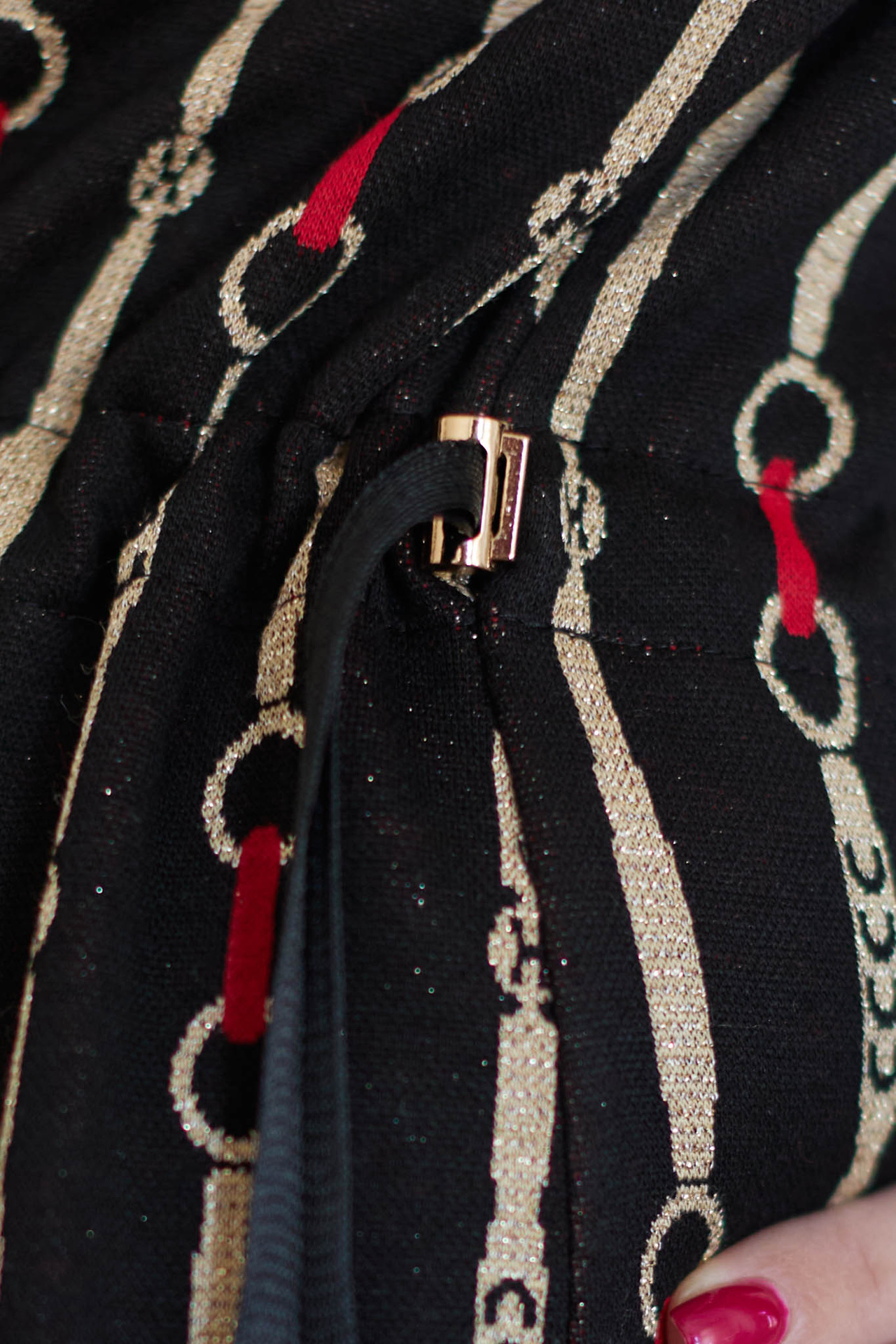 Elegant knee-length dress with woven gold thread