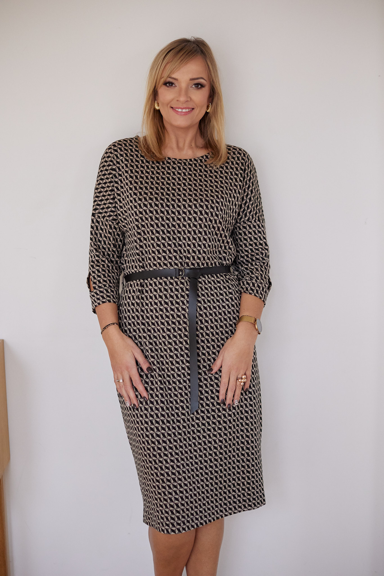 Dzianinowa sukienka z paskiem w żakardowy wzór (sześciokąt)