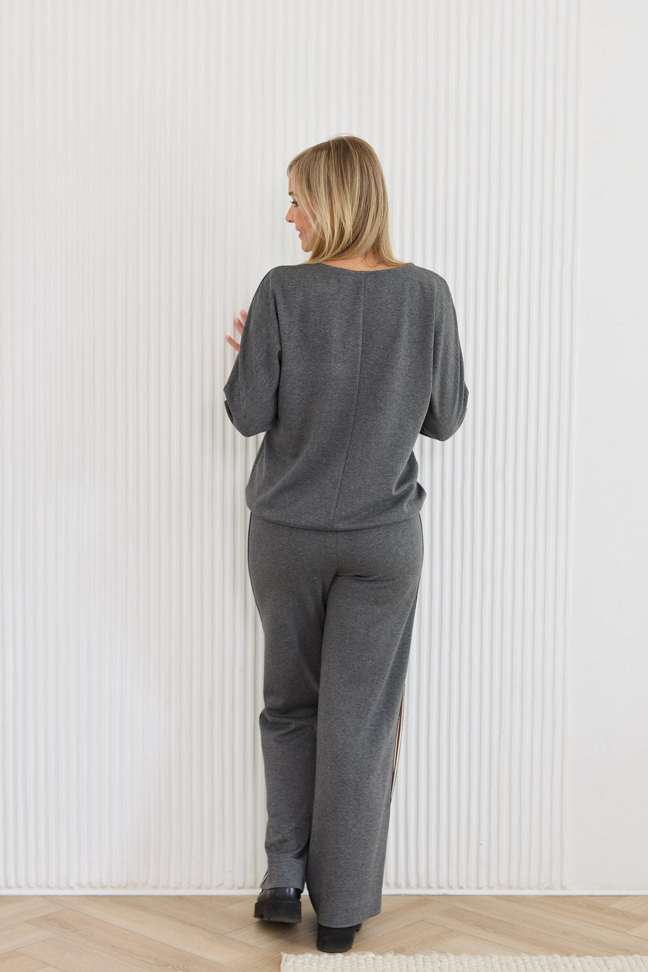 A sporty, elegant set of sweatshirt + trousers with burgundy stripes