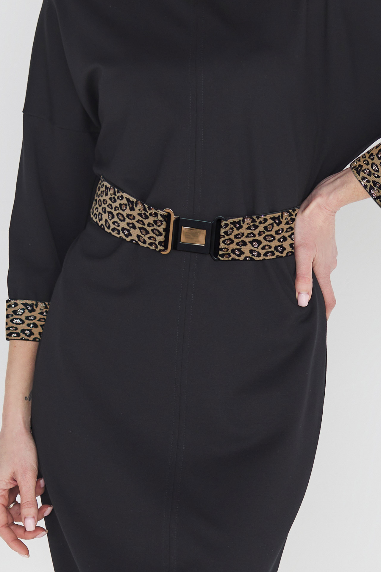 Czarna sukienka z paskiem w lamparci print