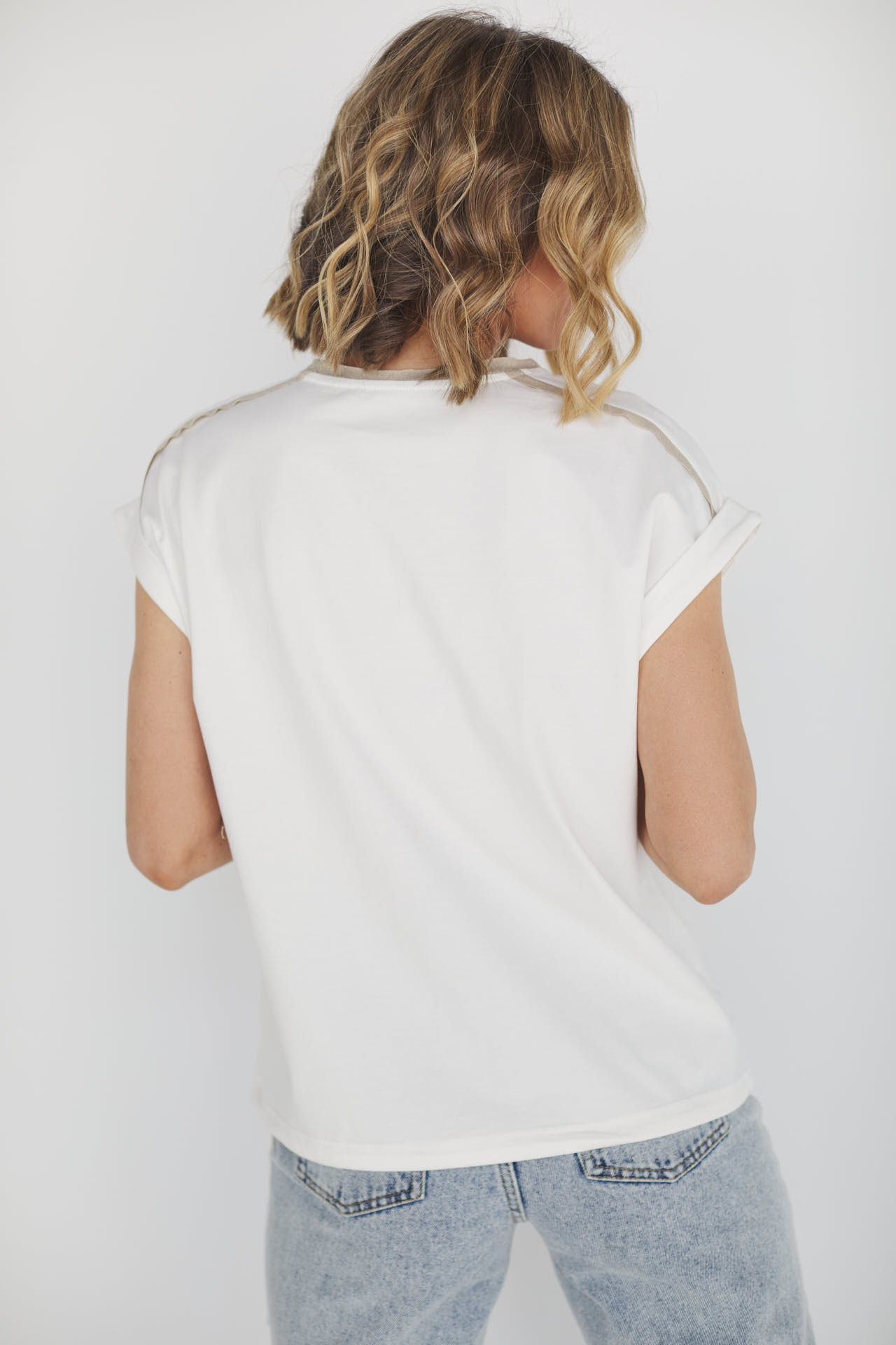 Ecru bluzka z beżowymi detalami