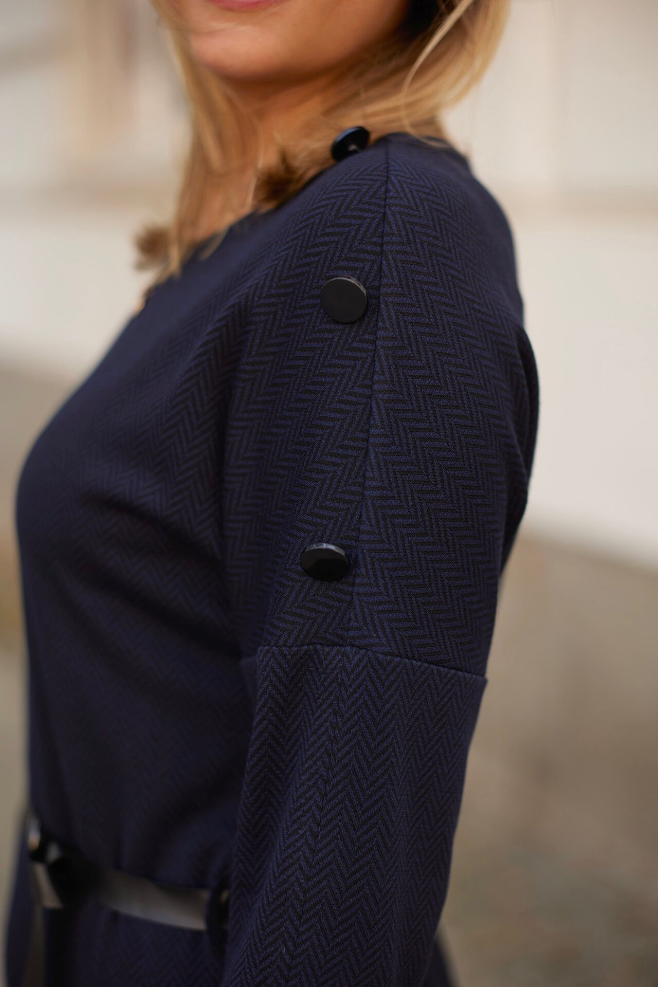 Dzianinowa sukienka z paskiem wzór jodełka granat