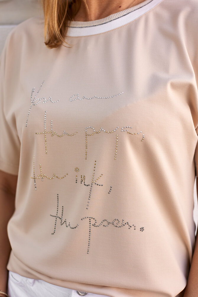 Sportily elegant blouse with rhinestones and a decorative cuff