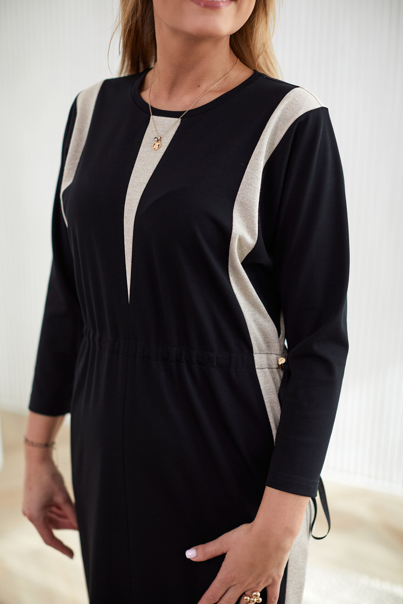 Sukienka z ozdobnymi wstawkami i ściągaczem