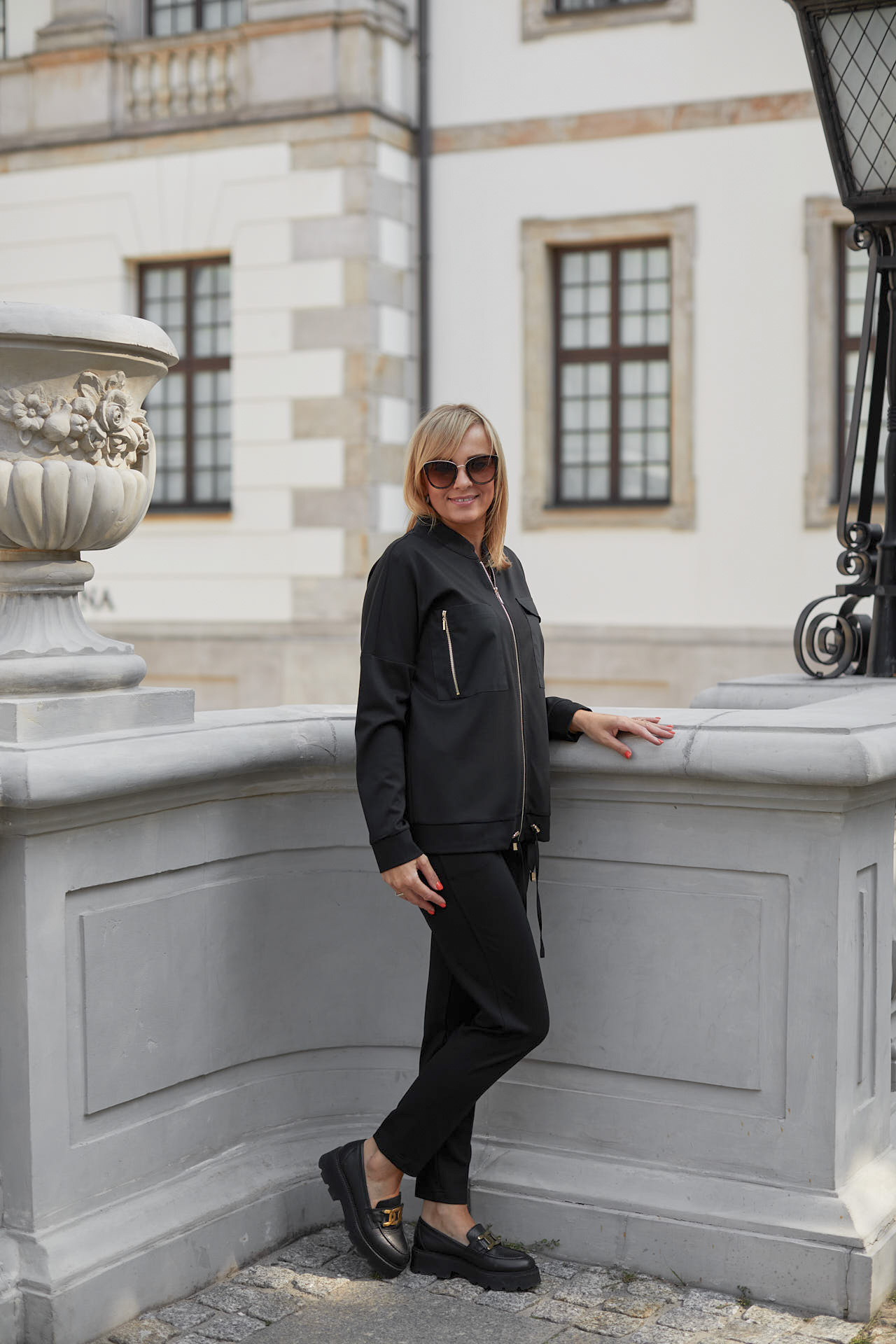 Rozpinana czarna bluza z metalowymi okuciami