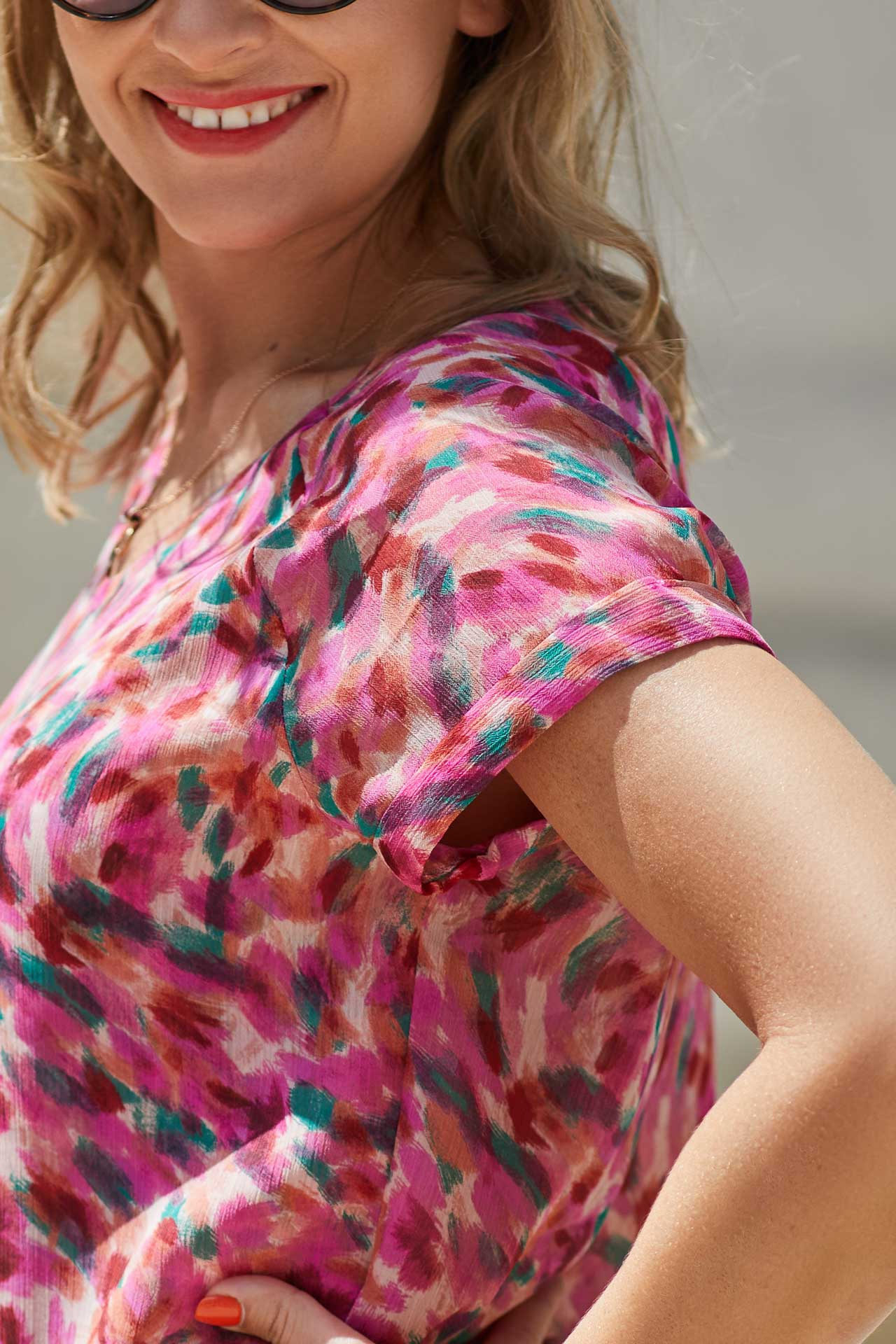 Szyfonowa bluzka z ozdobnym drukiem w kolorze róż