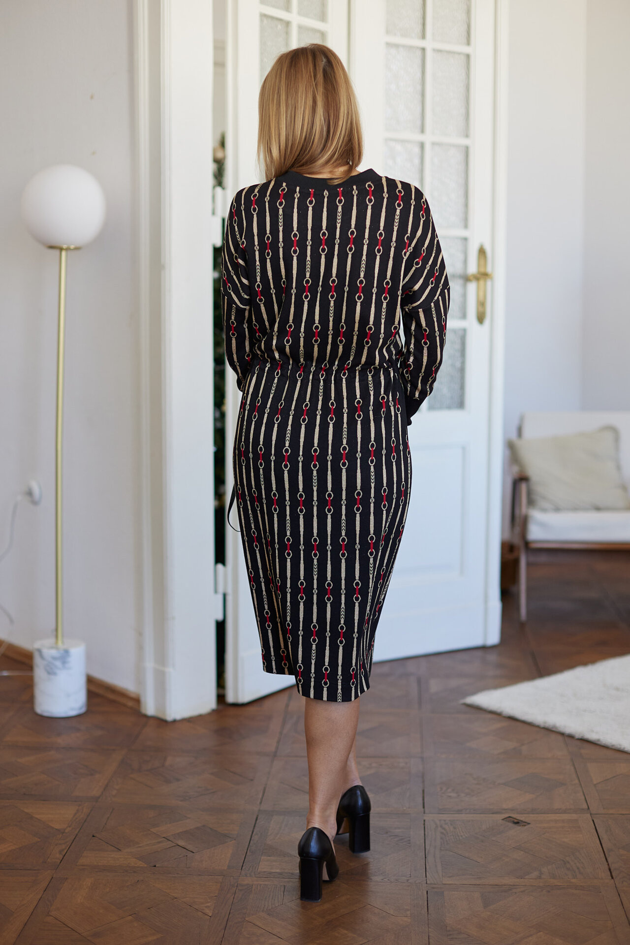 Elegant knee-length dress with woven gold thread