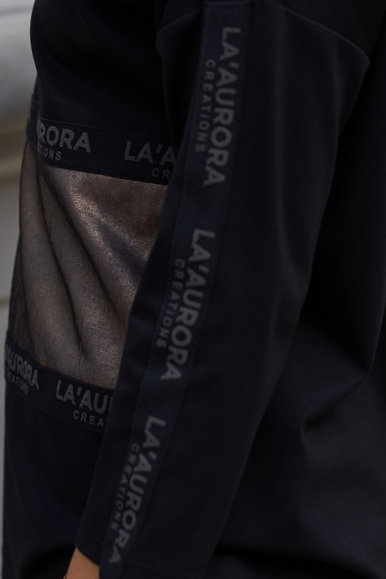 Czarny elegancki komplet bluza + spodnie z ozdobnymi taśmami