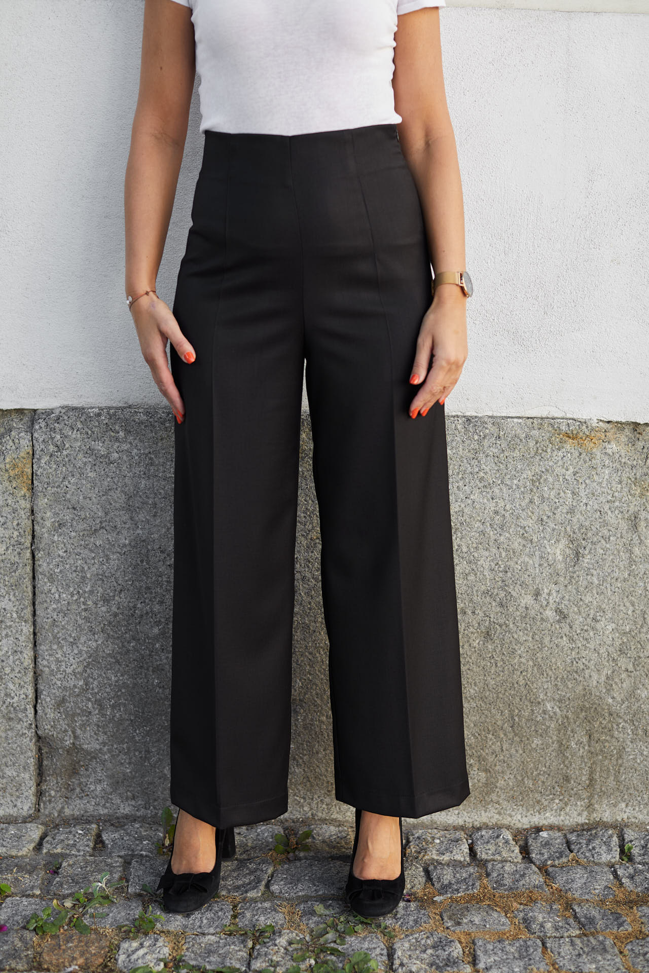 Eleganckie, szerokie, czarne spodnie z wysokim stanem