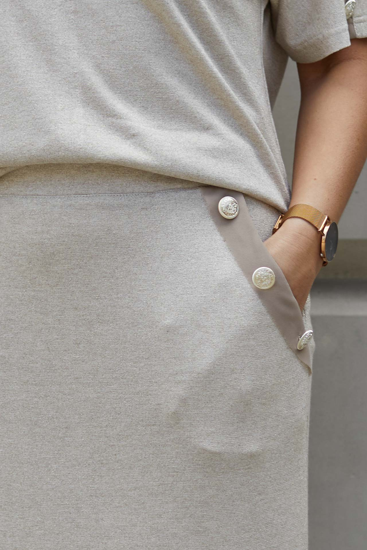 Wizytowy komplet (bluzka+spódnica) z wplecioną złotą nitką i ozdobnymi guzikami 