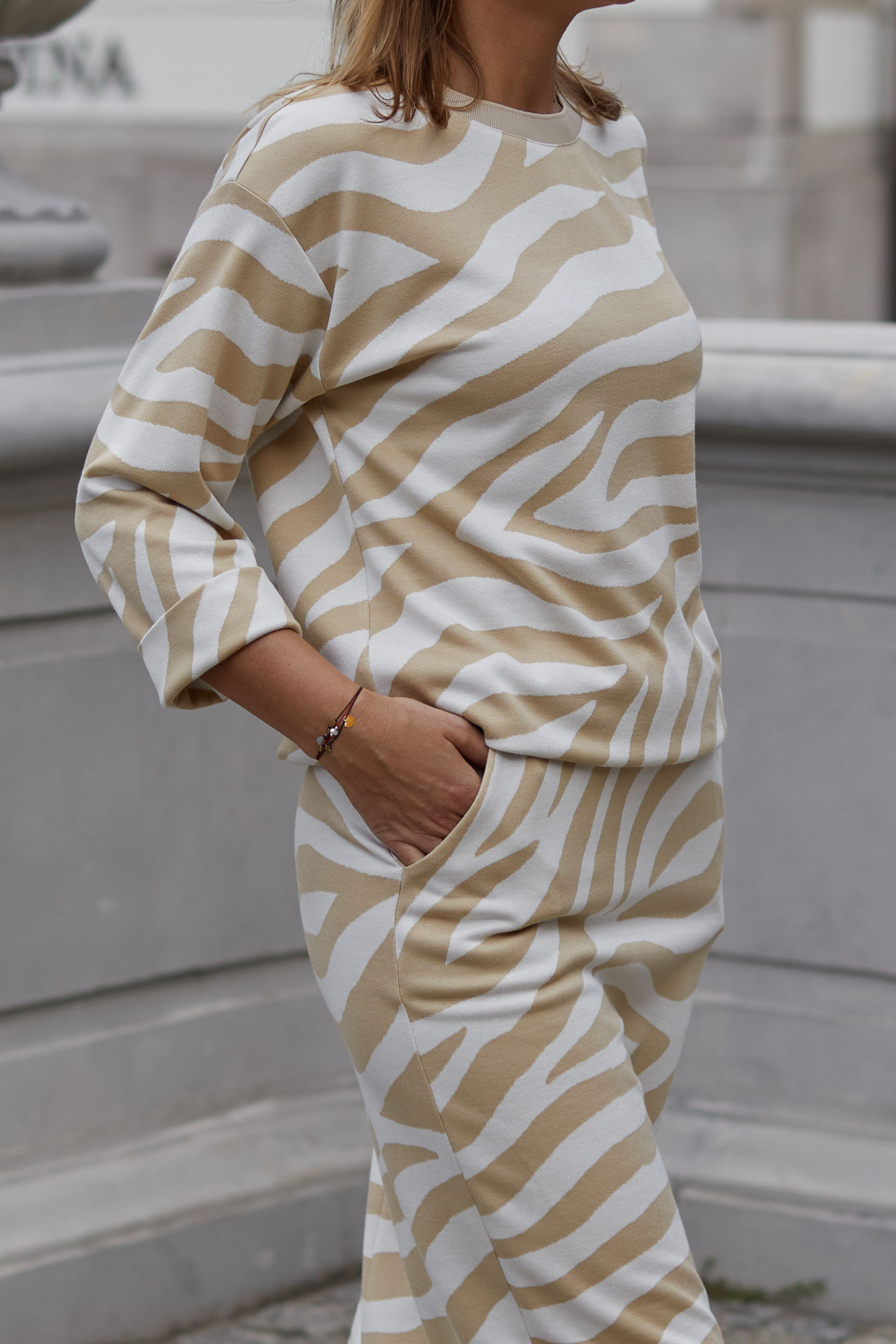 Wizytowy komplet (bluzka+spódnica) z dzianiny żakardowej