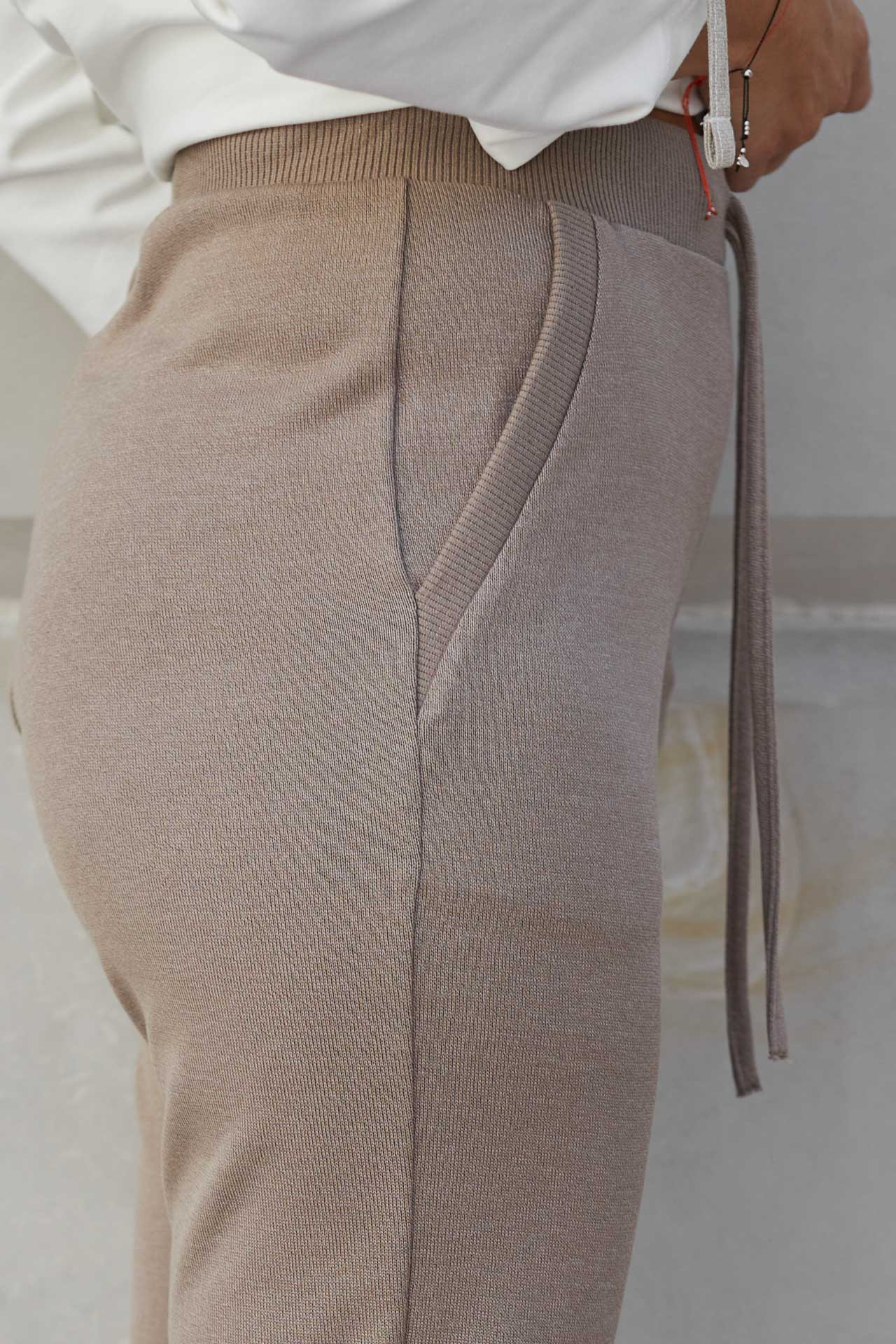 Karmelowe spodnie z dzianiny o splocie sweterka