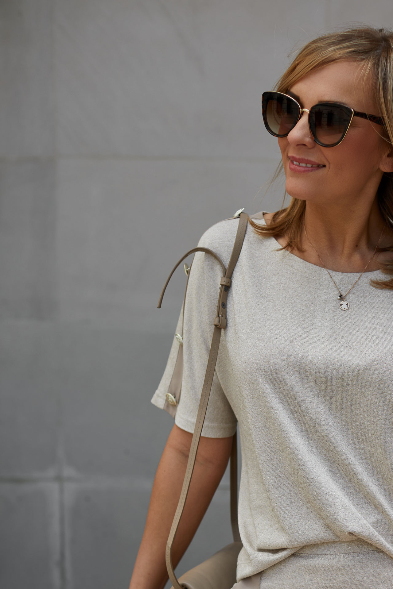 Wizytowy komplet (bluzka+spódnica) z wplecioną złotą nitką i ozdobnymi guzikami 