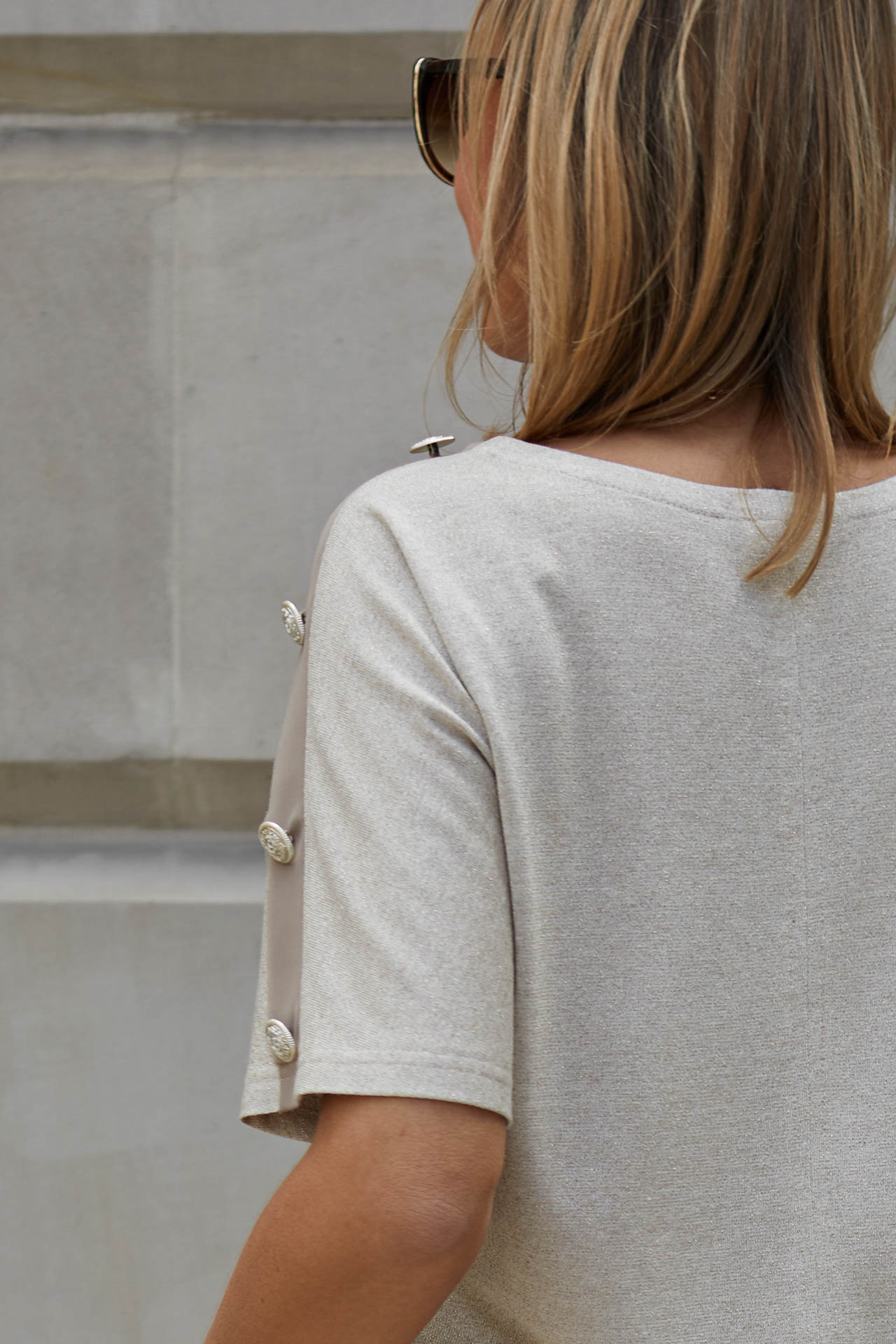 Wizytowy komplet (bluzka+spódnica) z wplecioną złotą nitką i ozdobnymi guzikami 