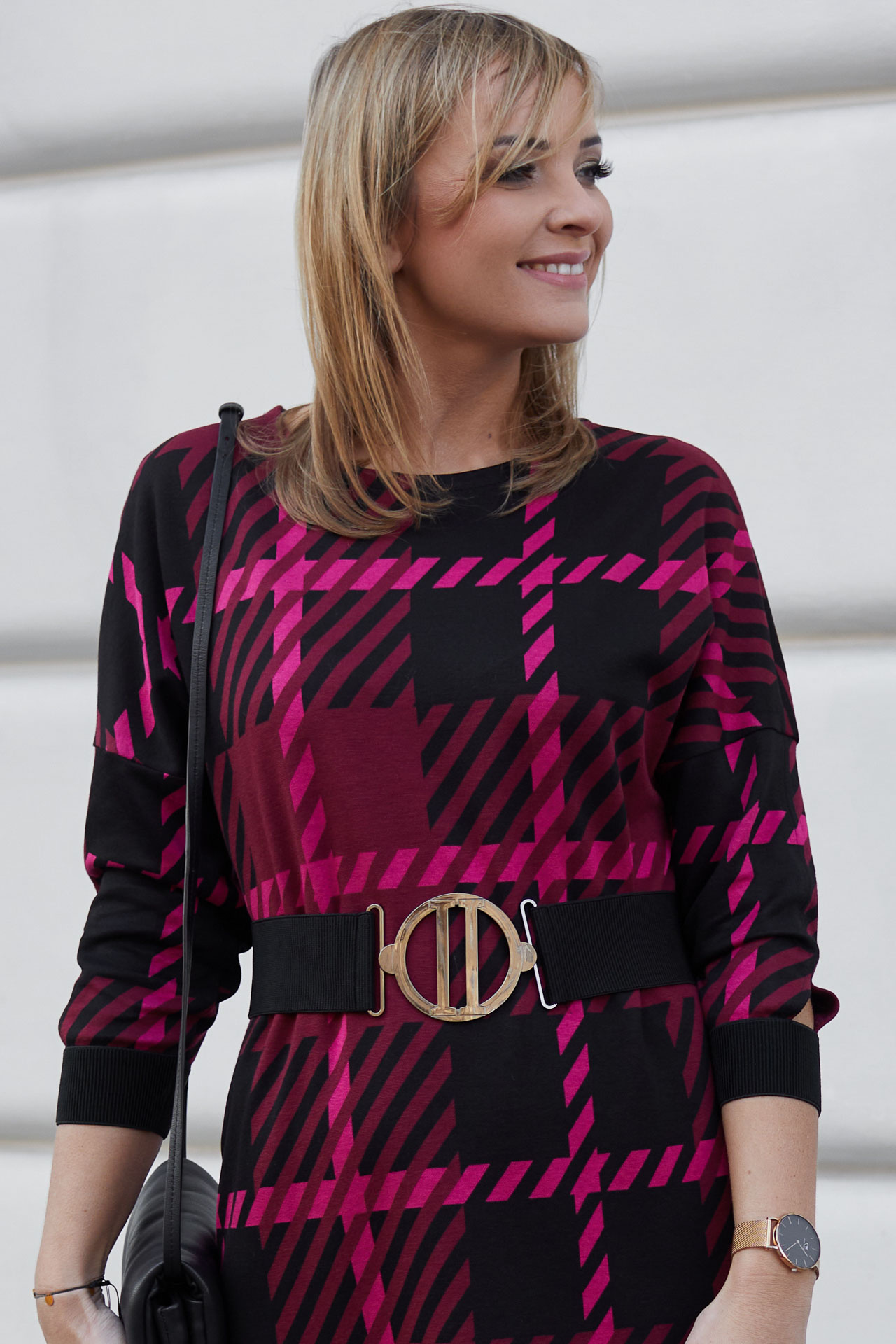 Amarantowo czarna sukienka za kolano z paskiem w komplecie