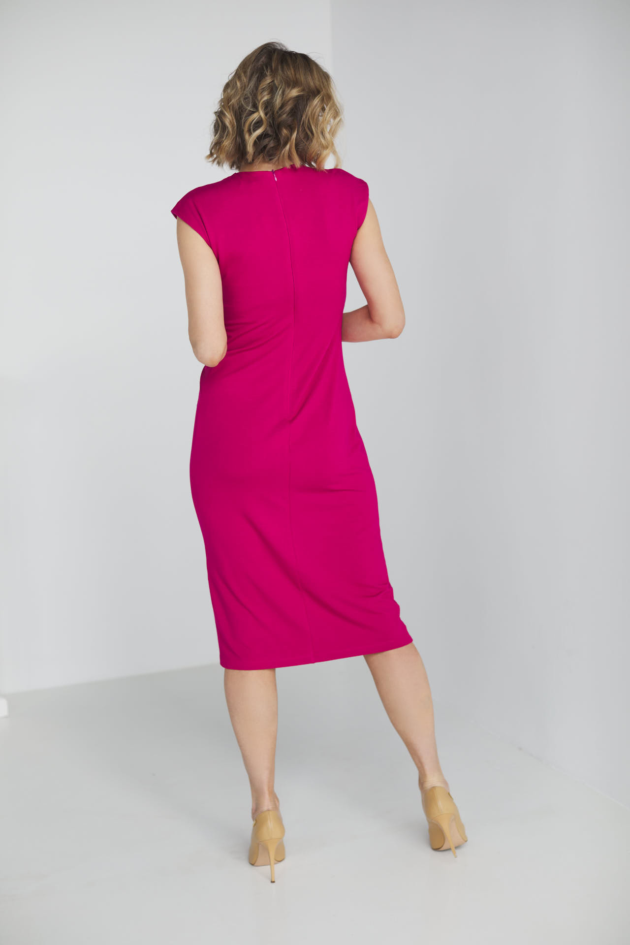 Amarantowa sukienka z węzłem za kolano