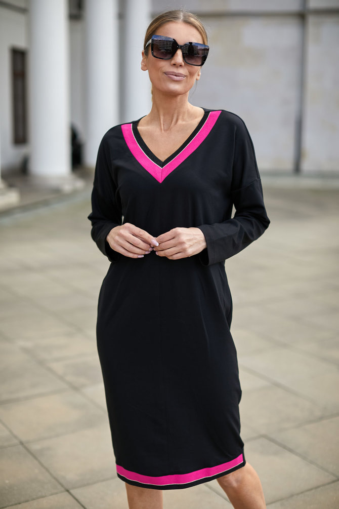 Sukienka z amarantowym wykończeniem