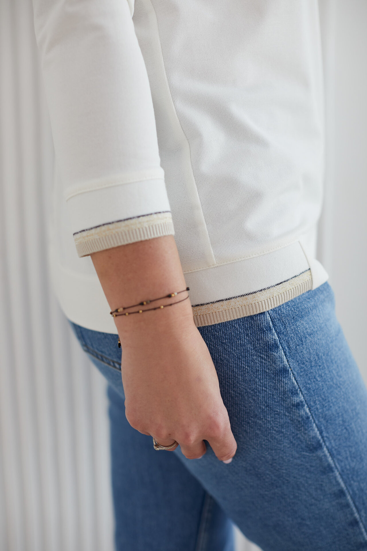 Sportowo elegancka bluza z cienkiego sweterka, dekolt V