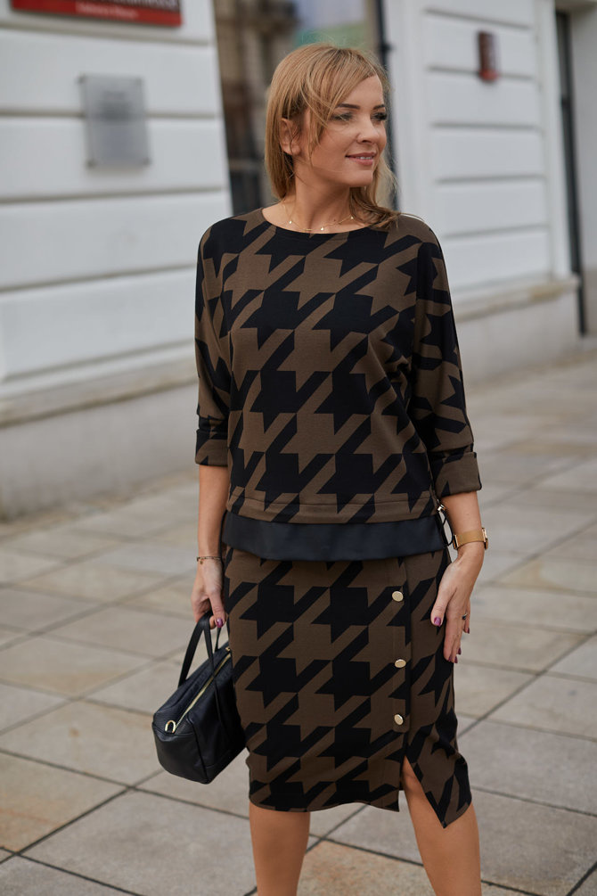 Feminine knitted set of sweatshirt + skirt with houndstooth pattern