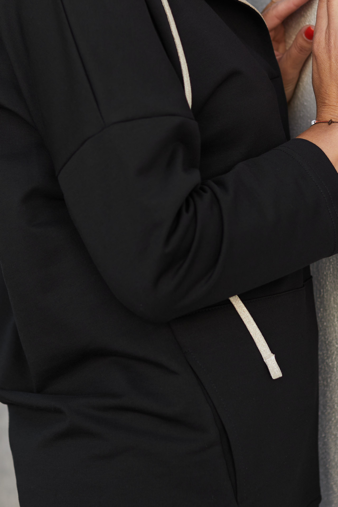 Sportowo elegancka bluza z kapturem czarna