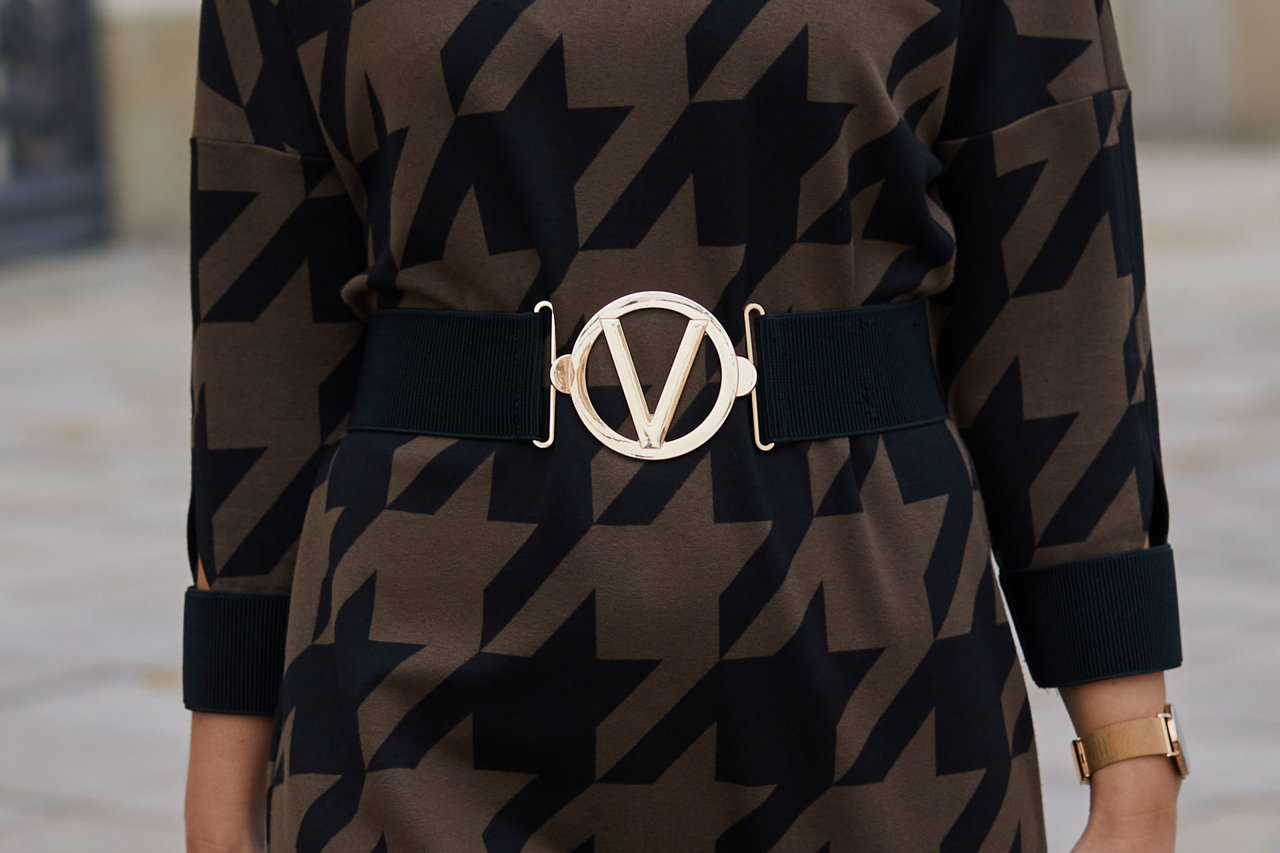 Dzianinowa sukienka za kolano z paskiem w komplecie