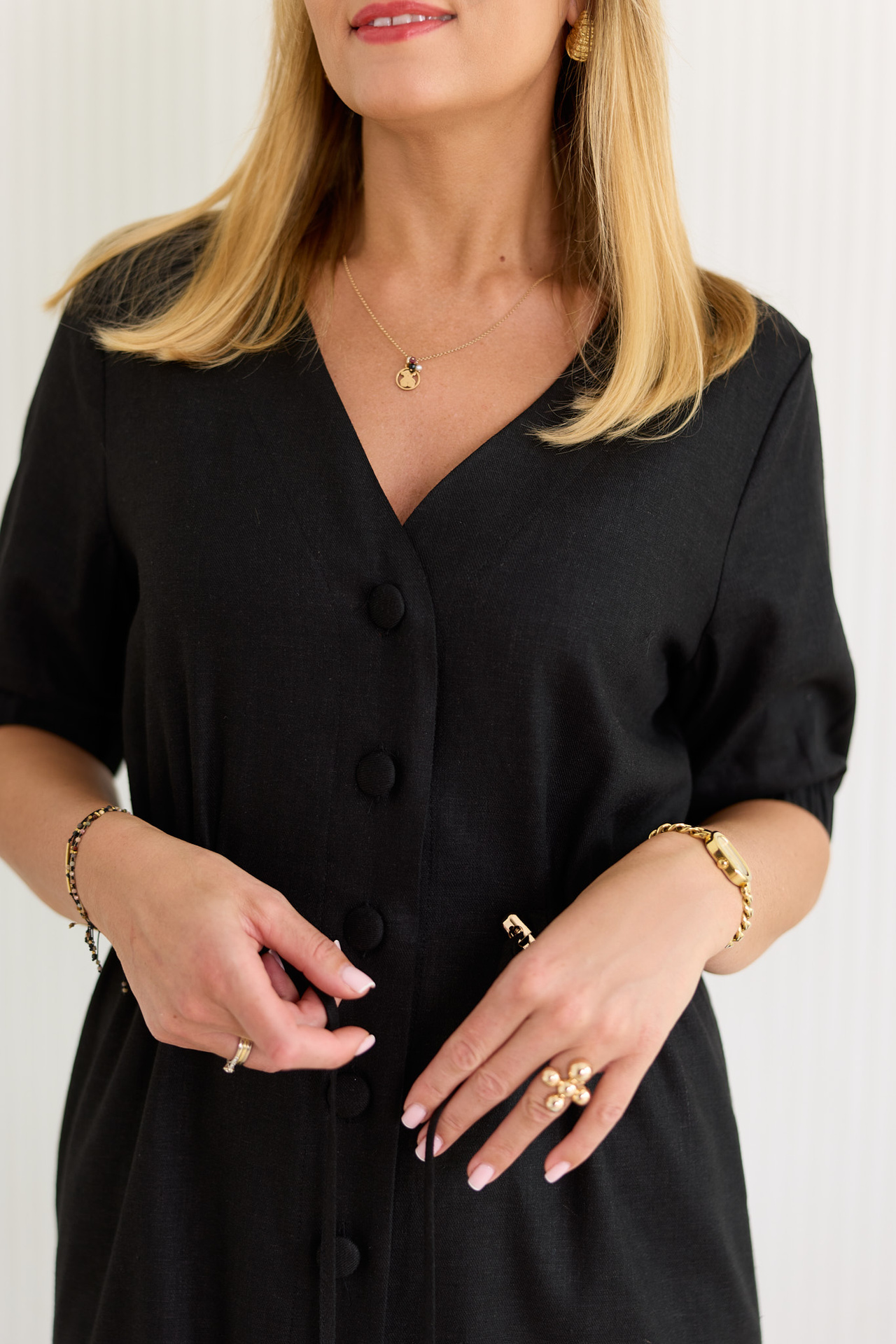 Lniana sukienka za kolana z regulacją w talii, powlekane guziki