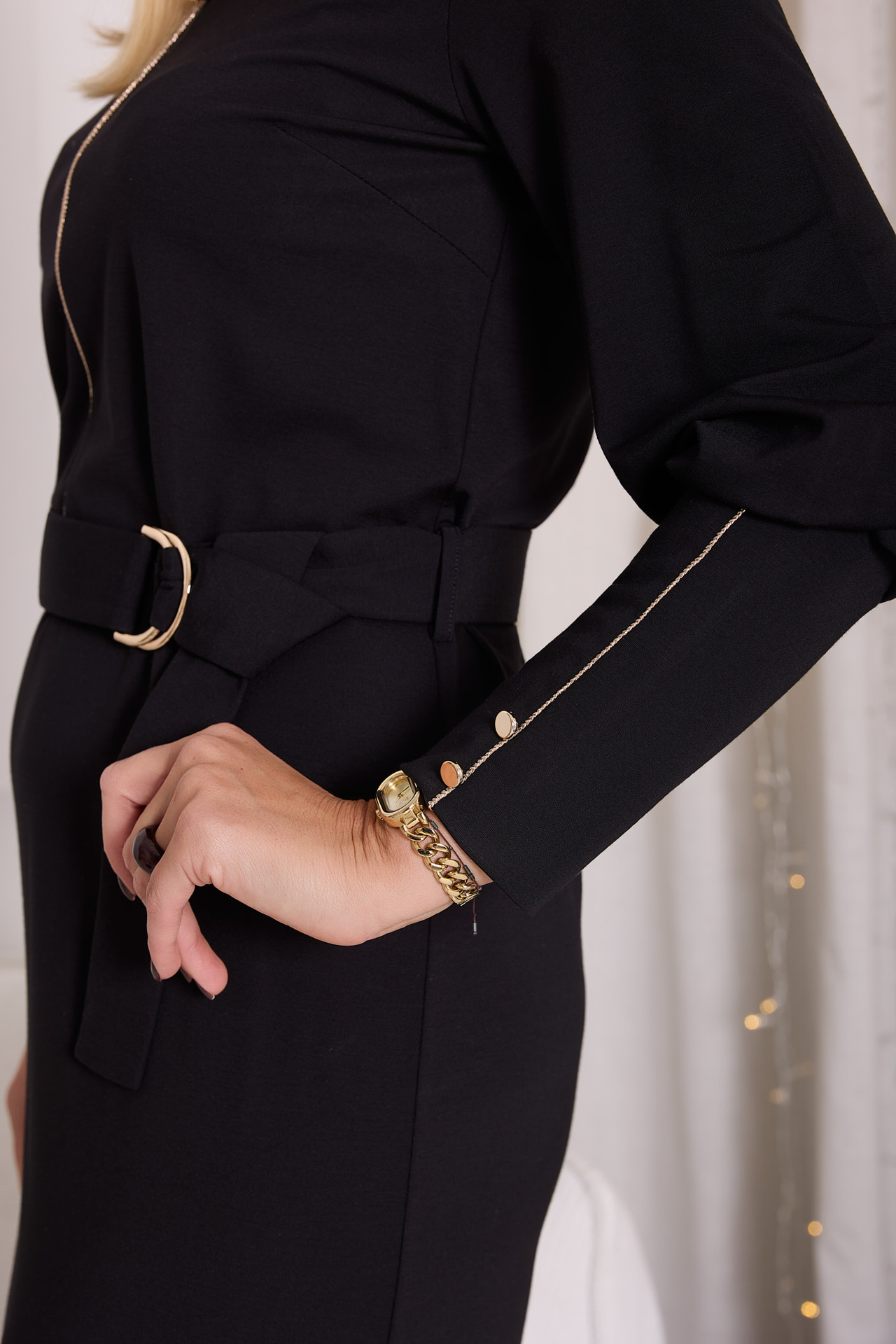 Czarna sukienka za kolanko z paskiem