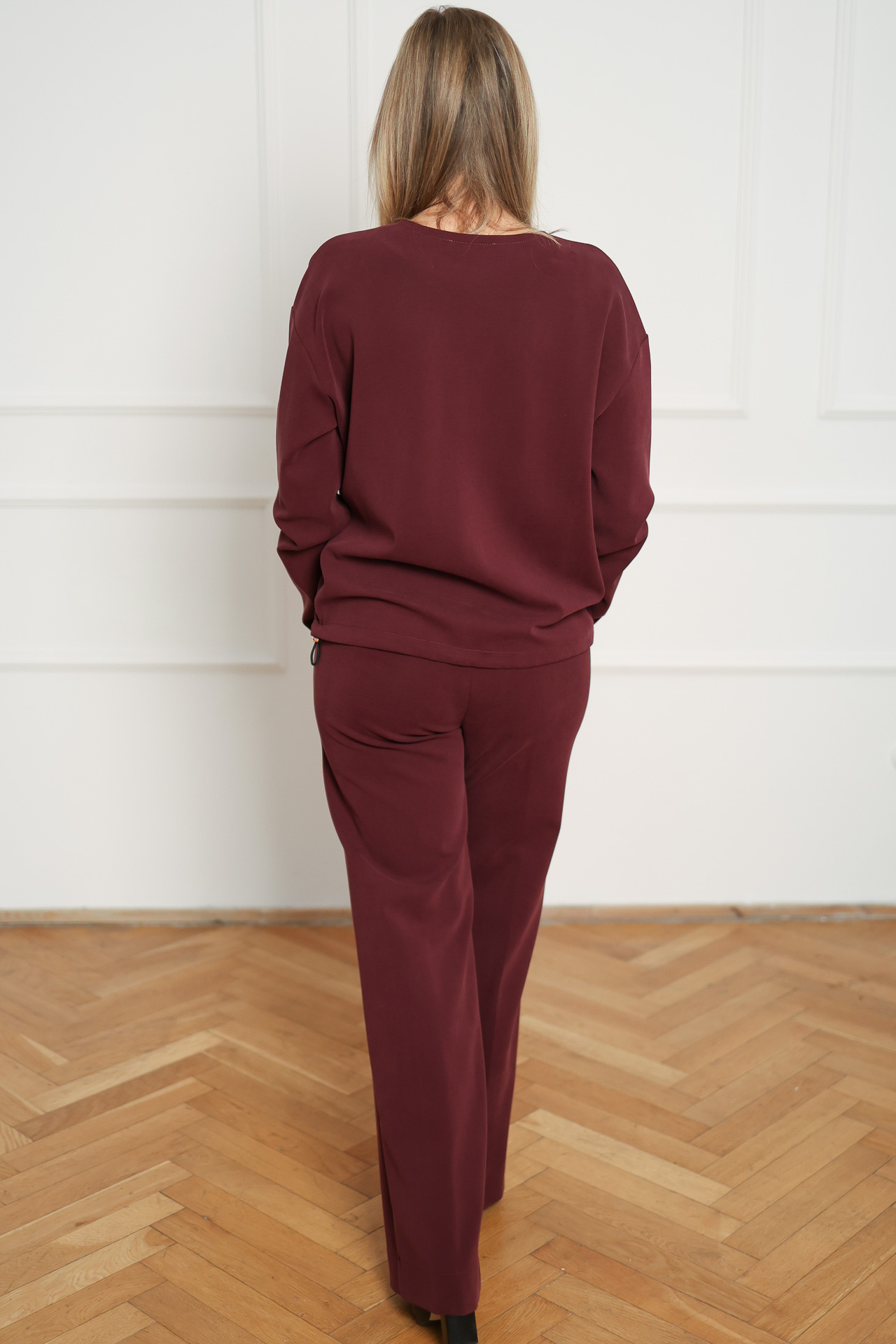 Sweatshirt + pants set with a crushed badge, burgundy