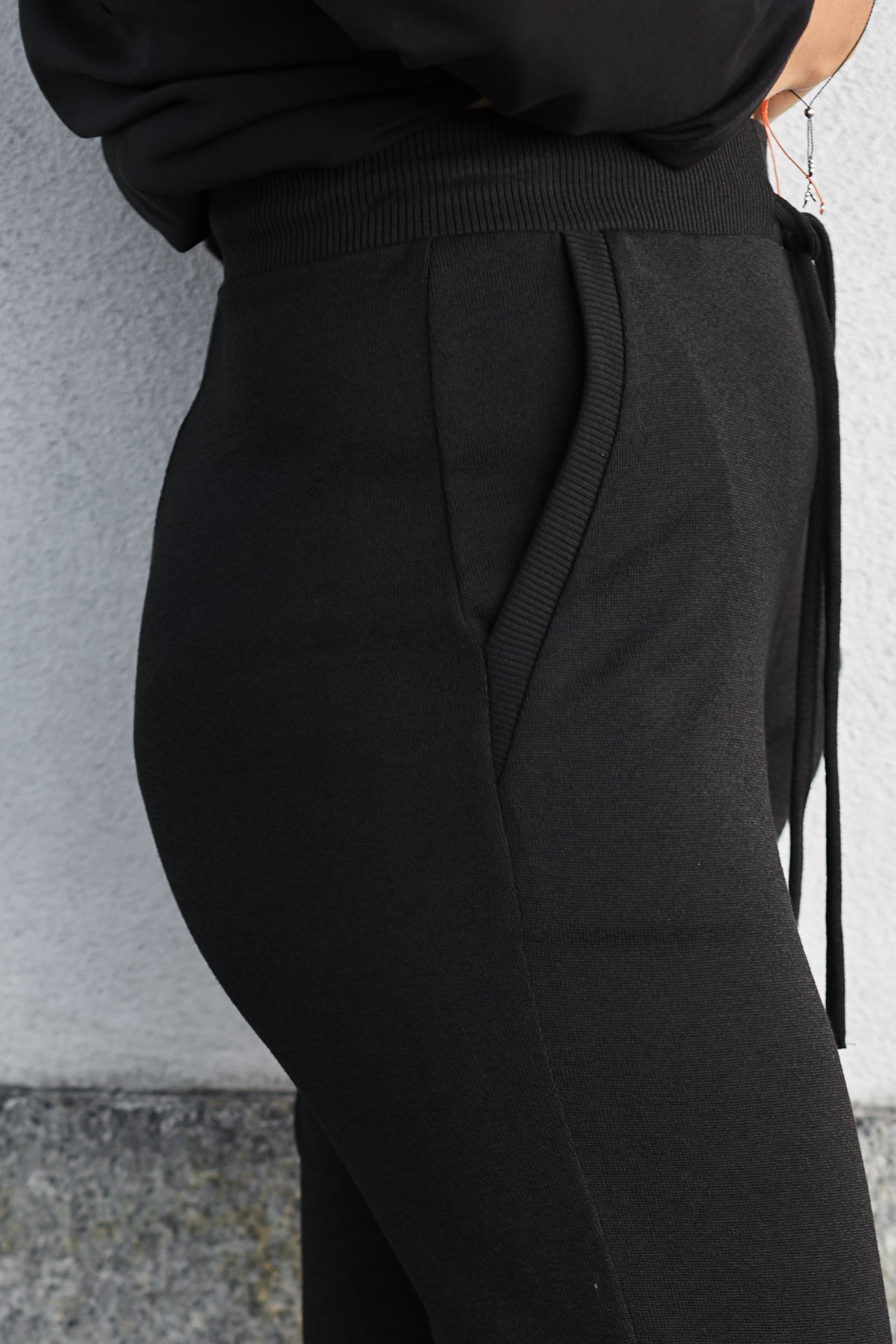 Czarne spodnie z dzianiny o splocie sweterka