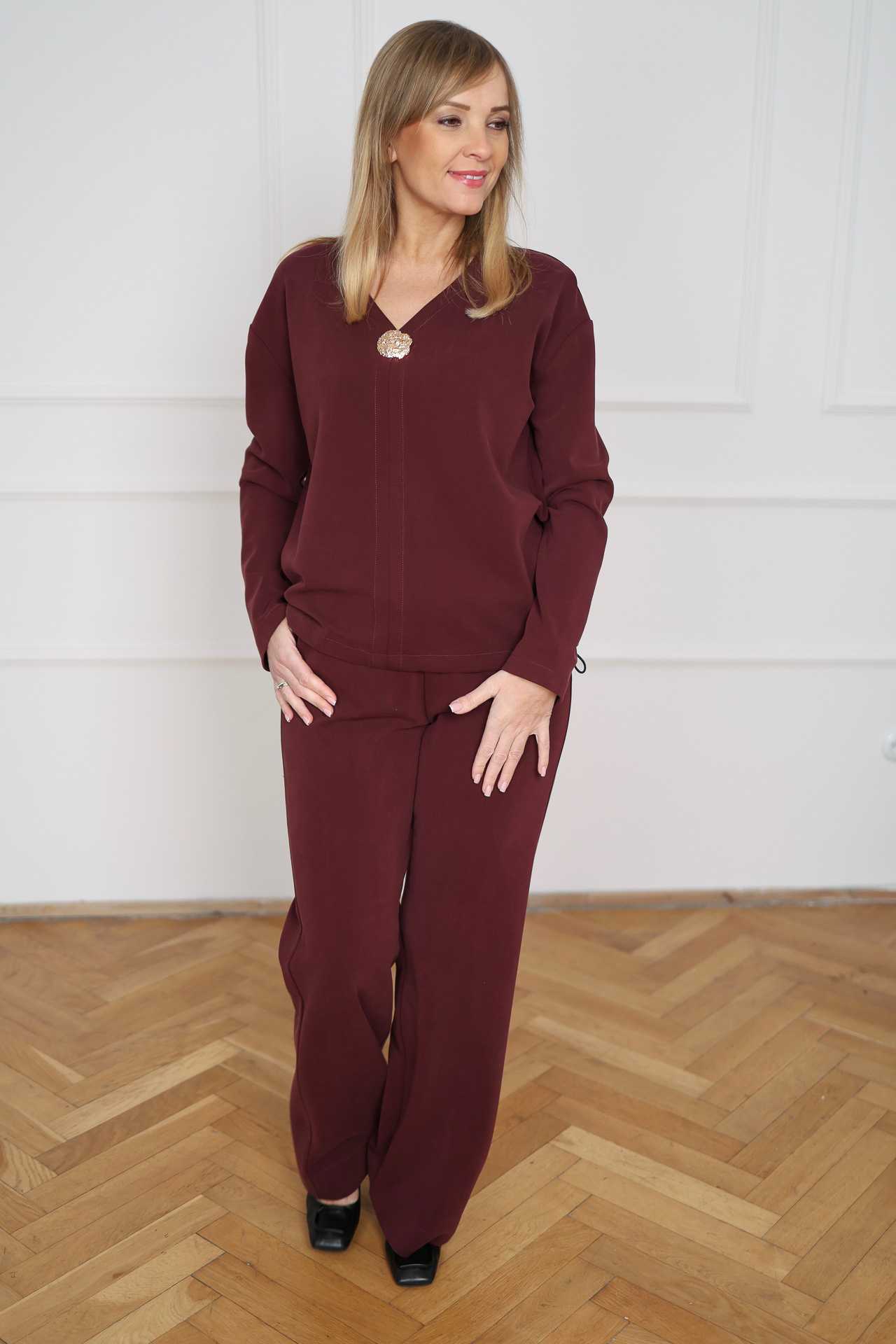 Sweatshirt + pants set with a crushed badge, burgundy