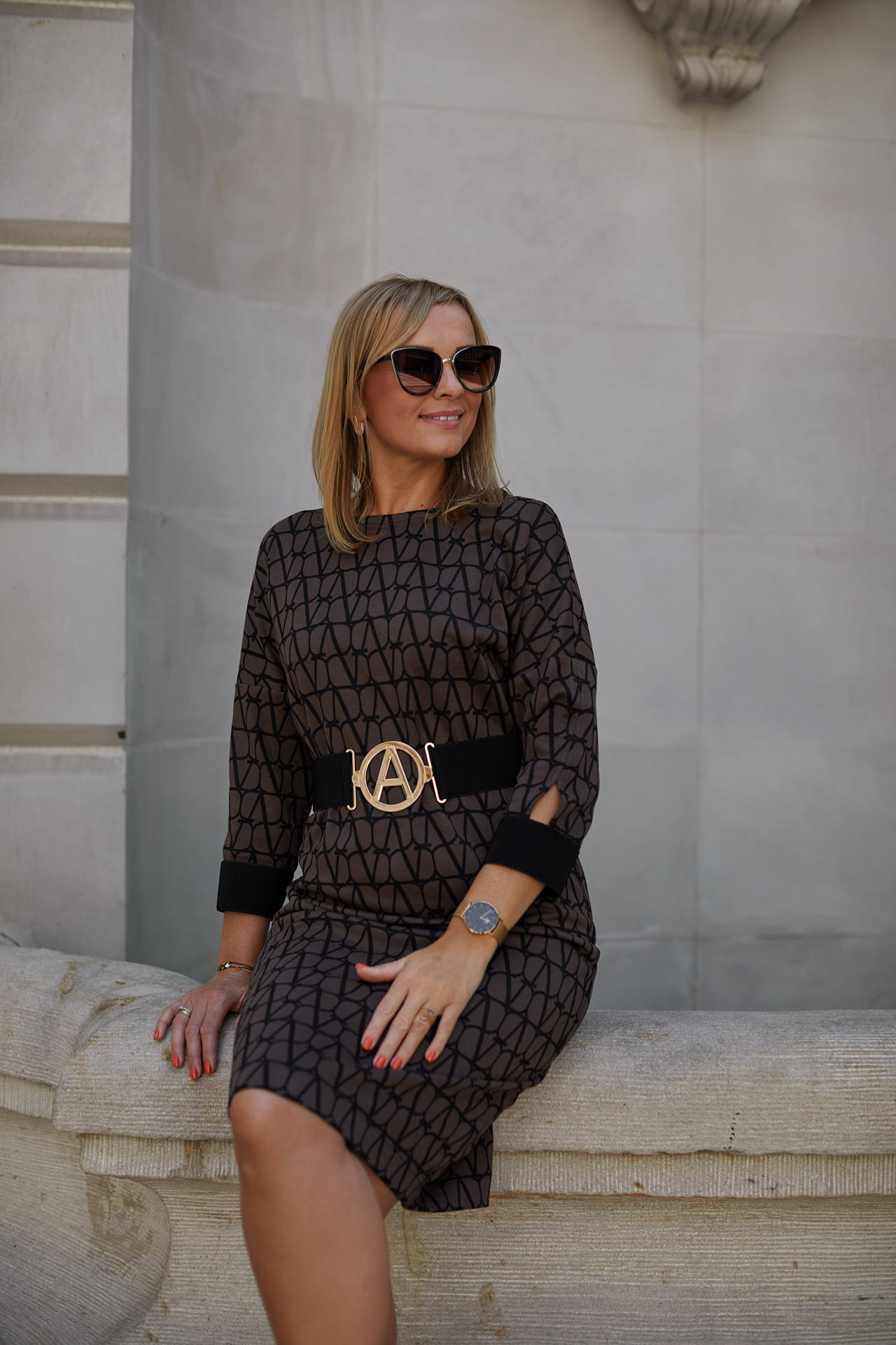 Brązowo czarna sukienka za kolano z paskiem w komplecie