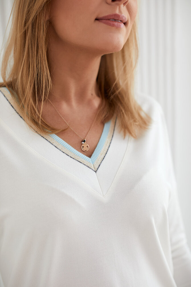 Sportily elegant sweatshirt made of a thin sweater, V-neck