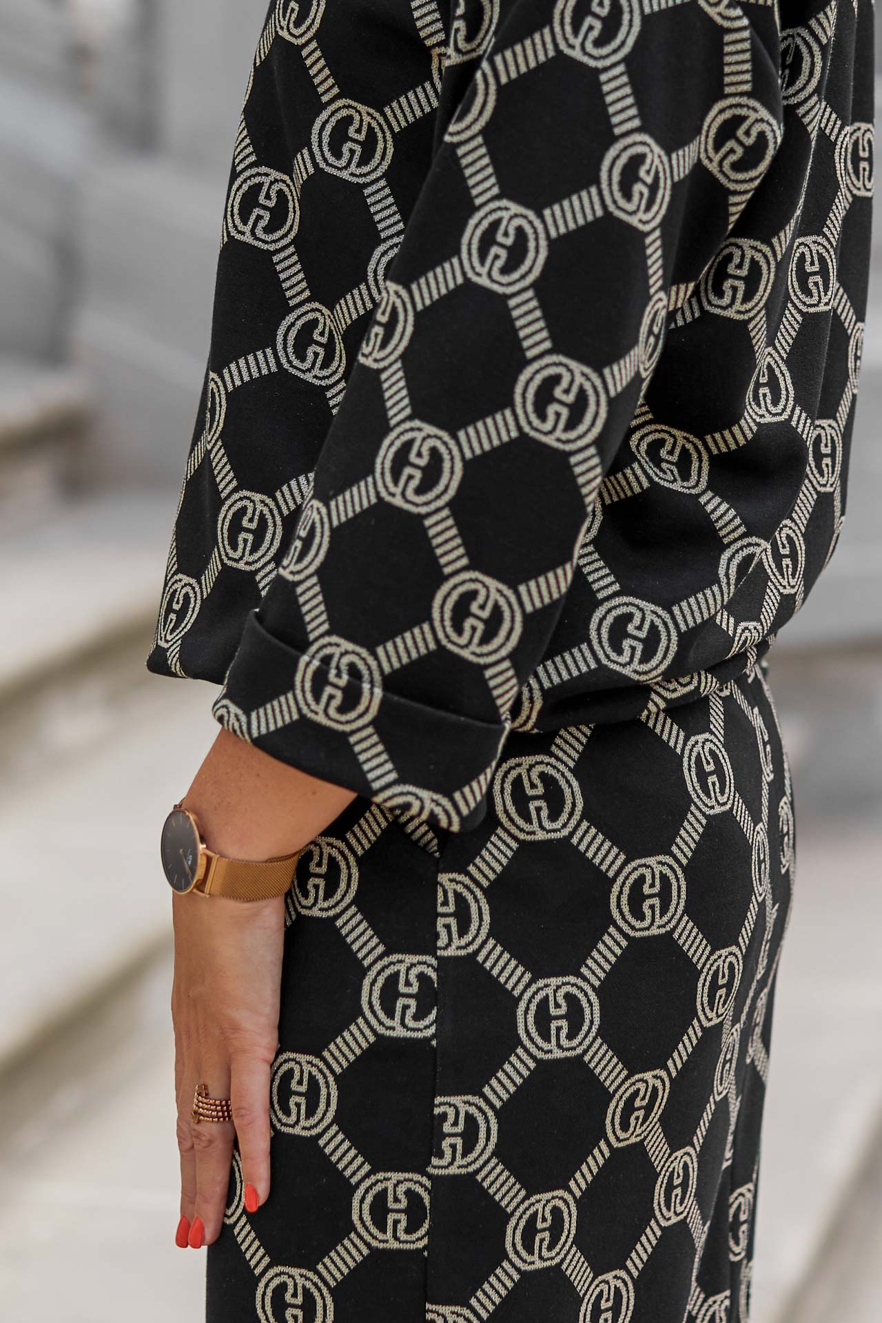 Wizytowy komplet (bluzka+spódnica) z dzianiny żakardowej