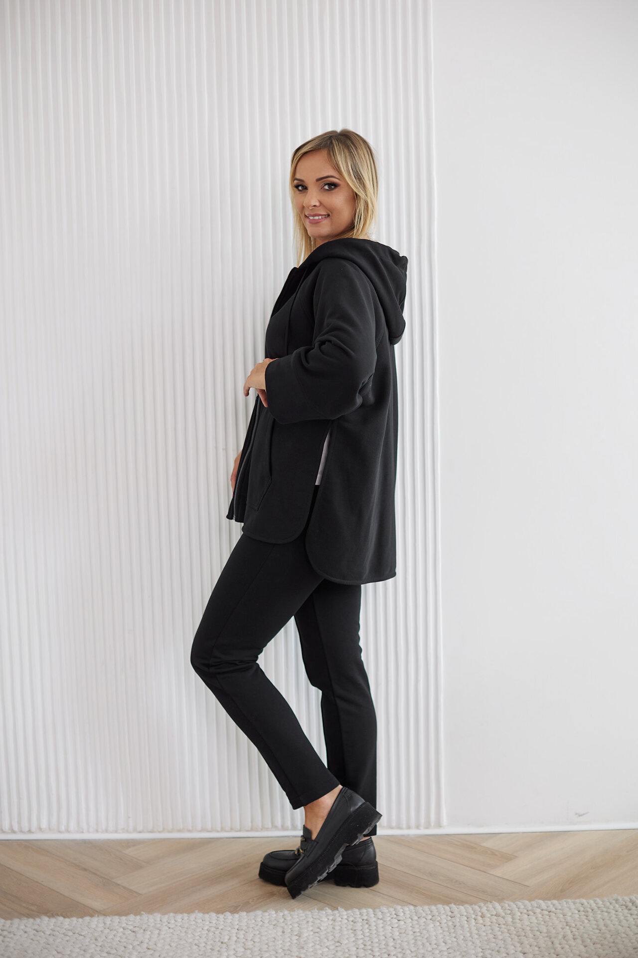 Rozpinana bluza z kapturem w kolorze czarnym