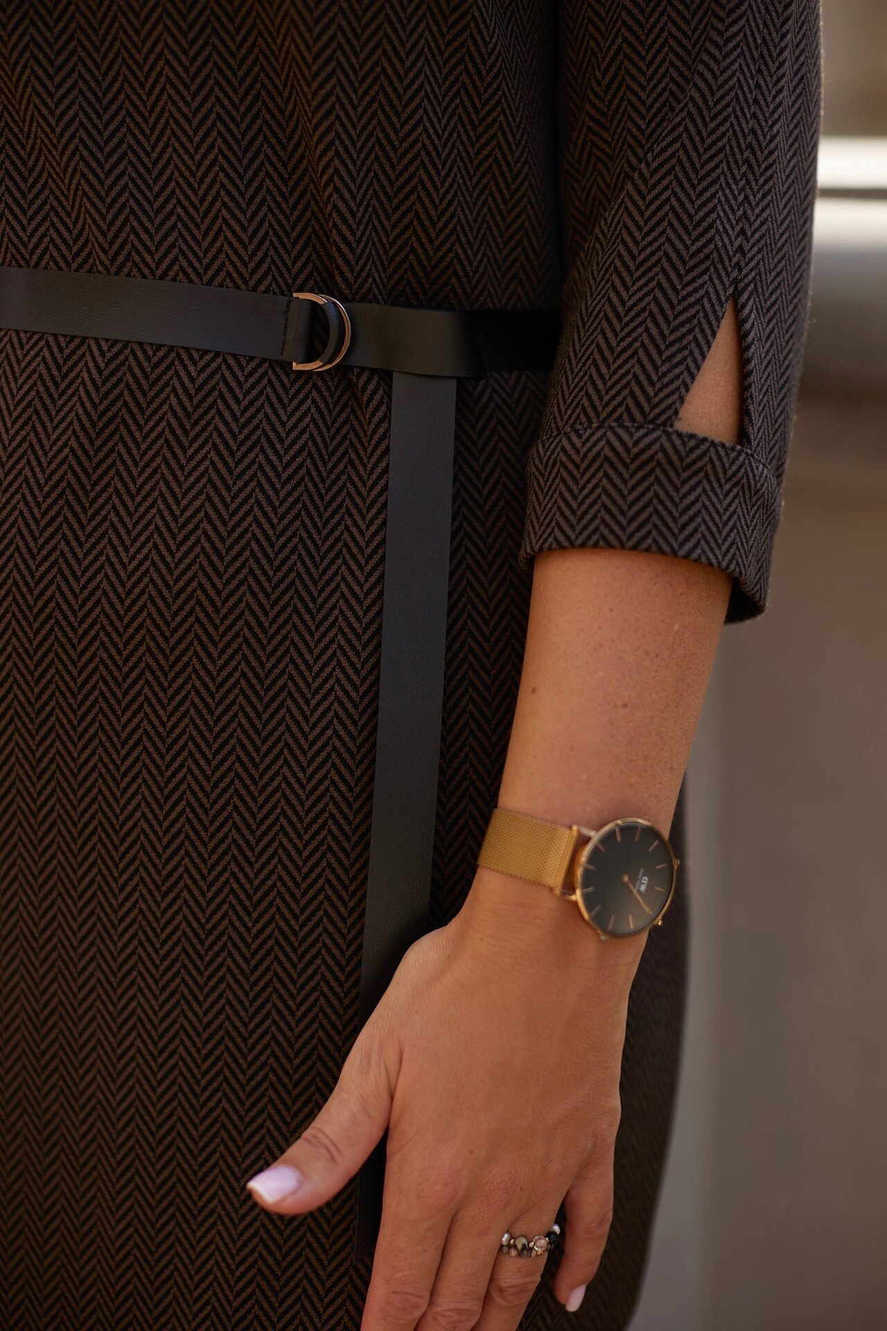 Dzianinowa sukienka z paskiem wzór jodełka brąz