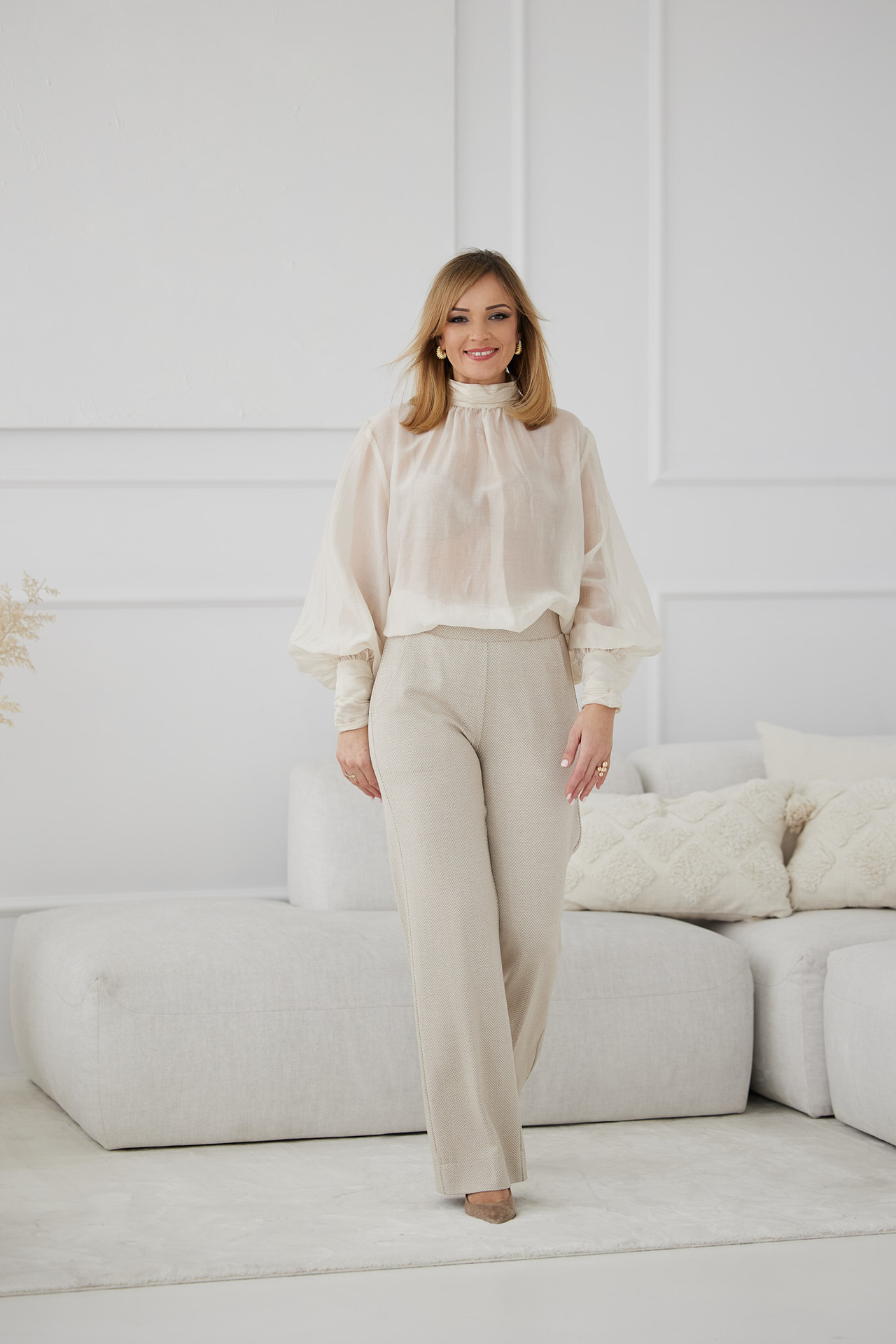 Elegant flared trousers with a herringbone pattern