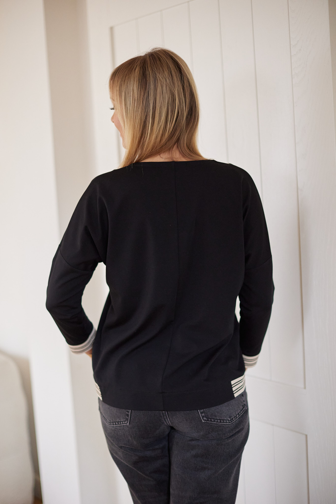 Klasyczna bluza z opadającym rękawem i ozdobnymi plisami