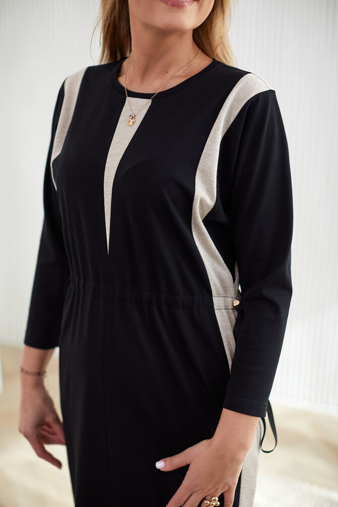 Sukienka z ozdobnymi wstawkami i ściągaczem