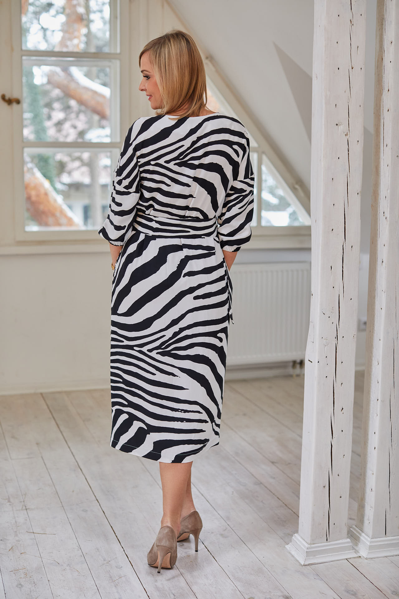 Zippered zebra dress with a belt, animal print