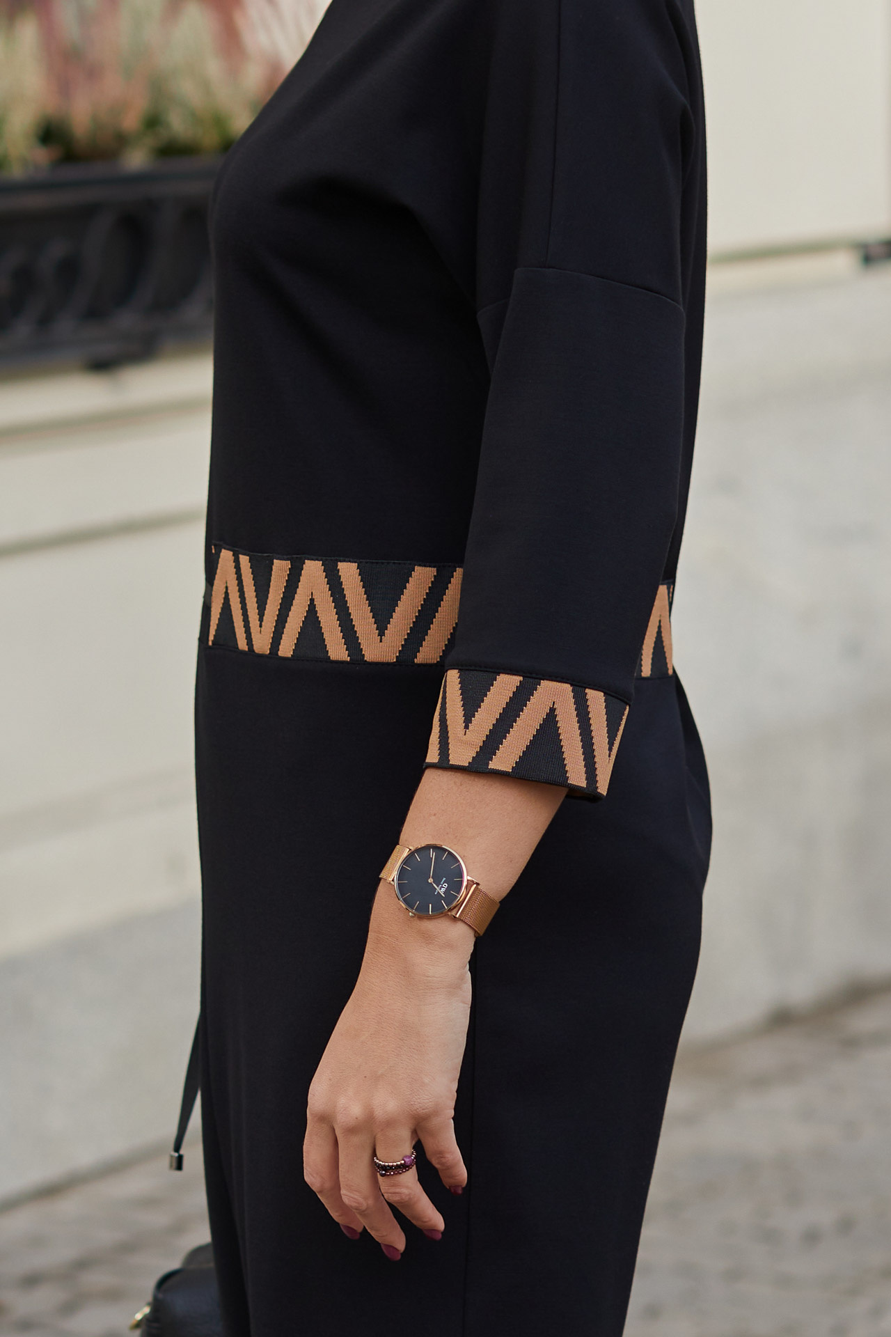 Comfortable dress with falling sleeves black and caramel