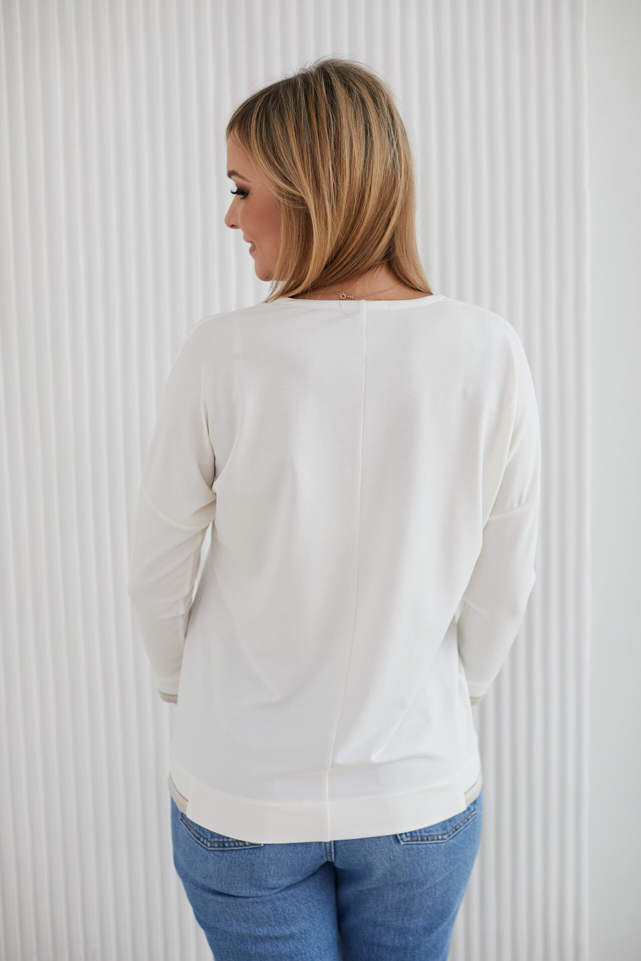 Sportowo elegancka bluza z cienkiego sweterka, dekolt V