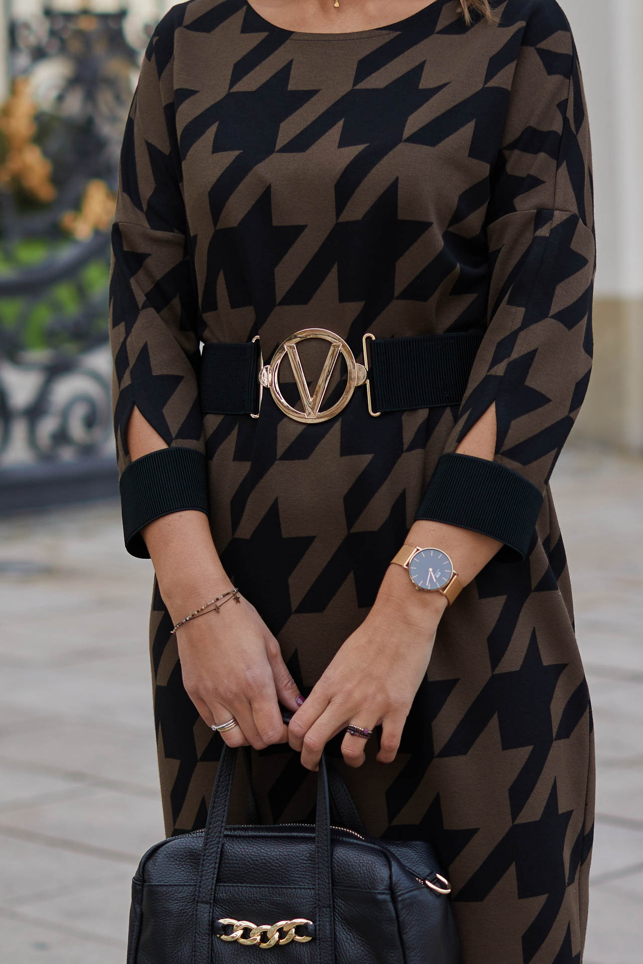 Dzianinowa sukienka za kolano z paskiem w komplecie