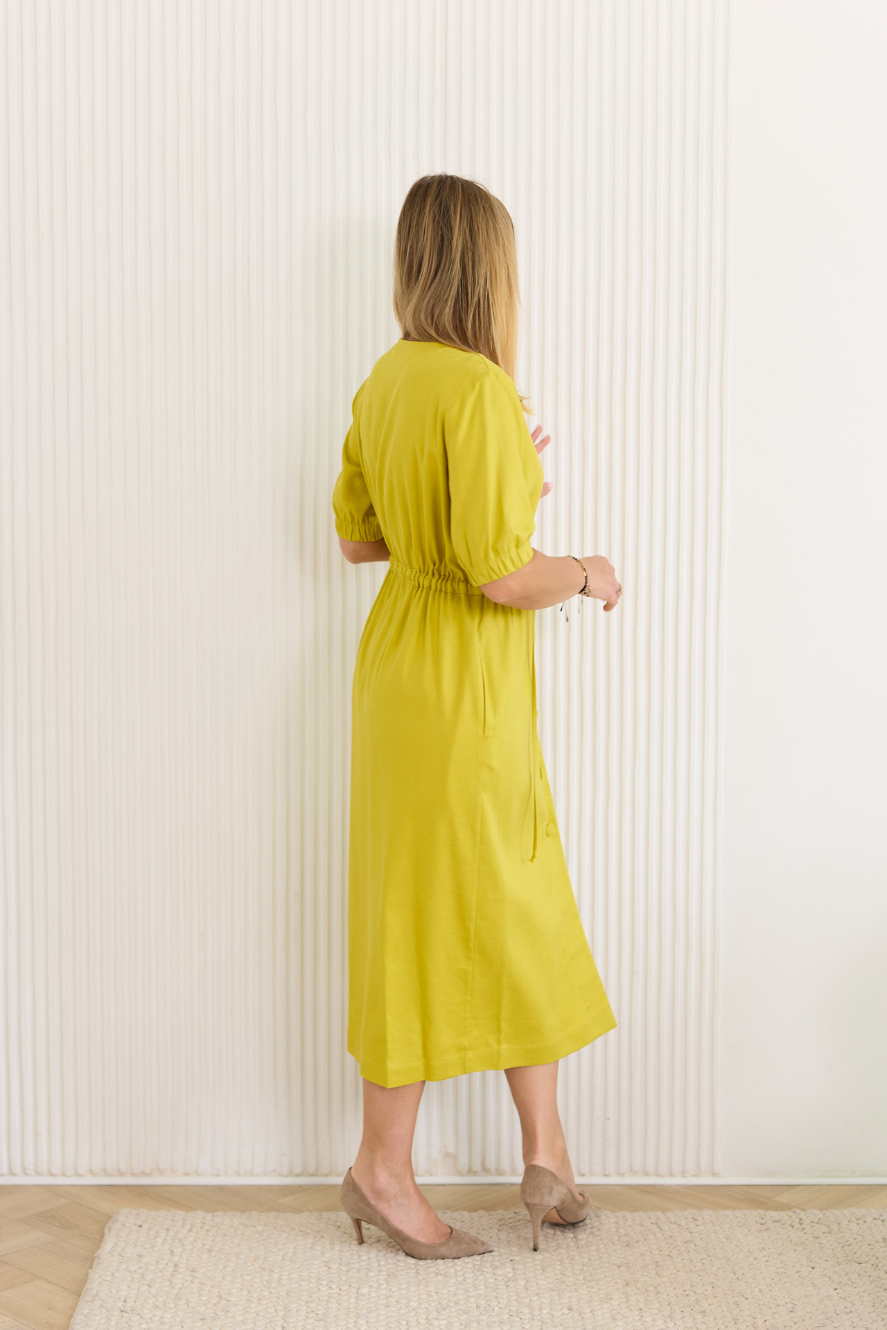 Linen dress below the knee with adjustable waist, coated buttons
