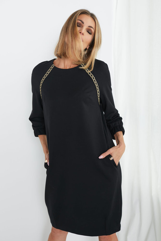 Dzianinowa sukienka bombka z ozdobną taśmą i napami