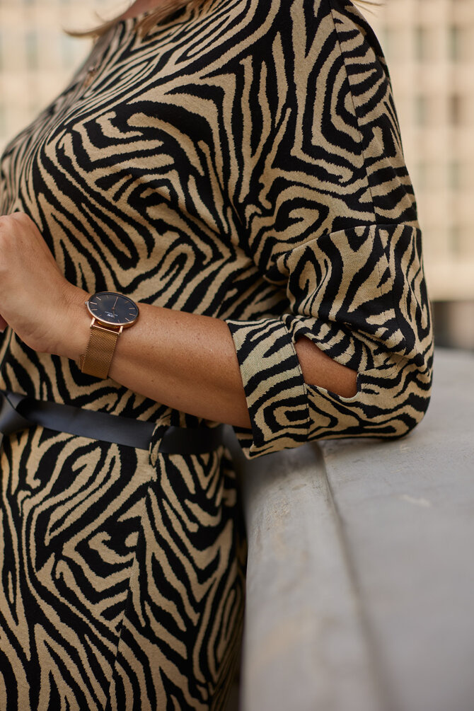 Dzianinowa sukienka z paskiem, wzór zebra
