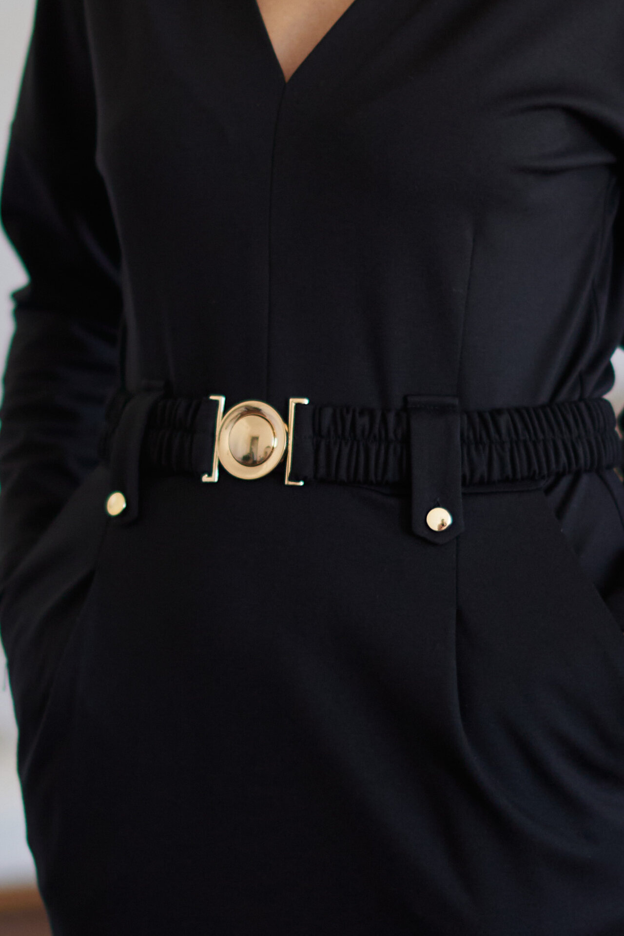 Elegancka czarna sukienka ze złotymi okuciami