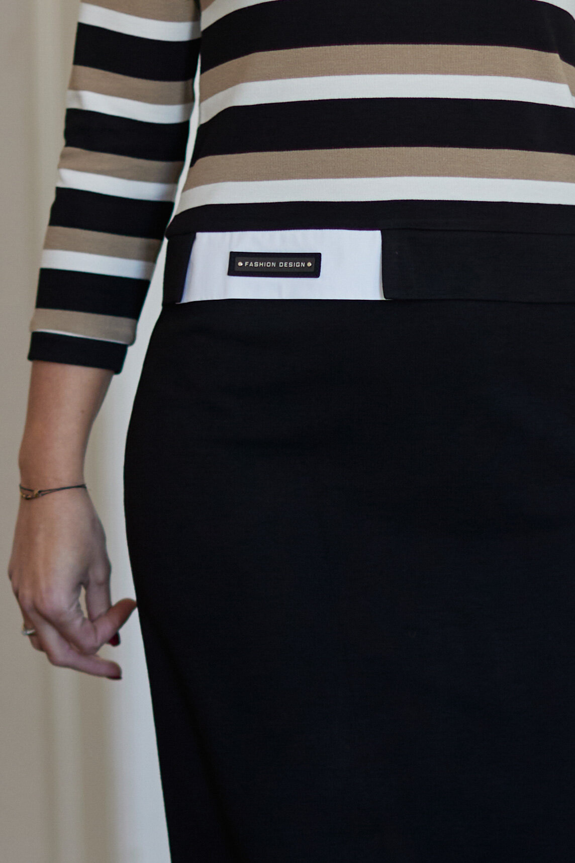 Dzianinowa sukienka w paski, klasyczna kolorystyka