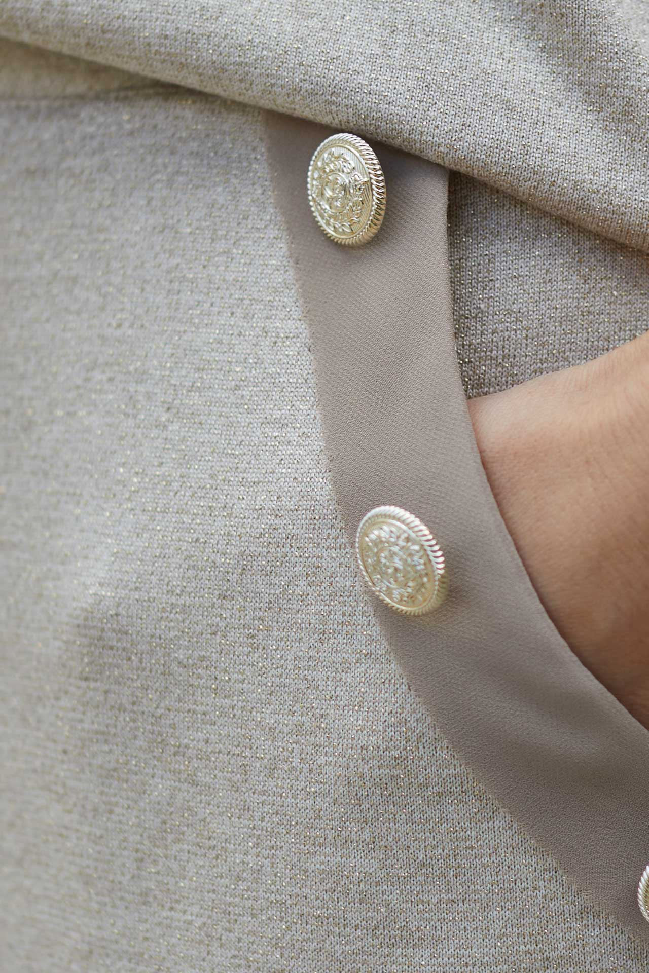 Wizytowy komplet (bluzka+spódnica) z wplecioną złotą nitką i ozdobnymi guzikami 