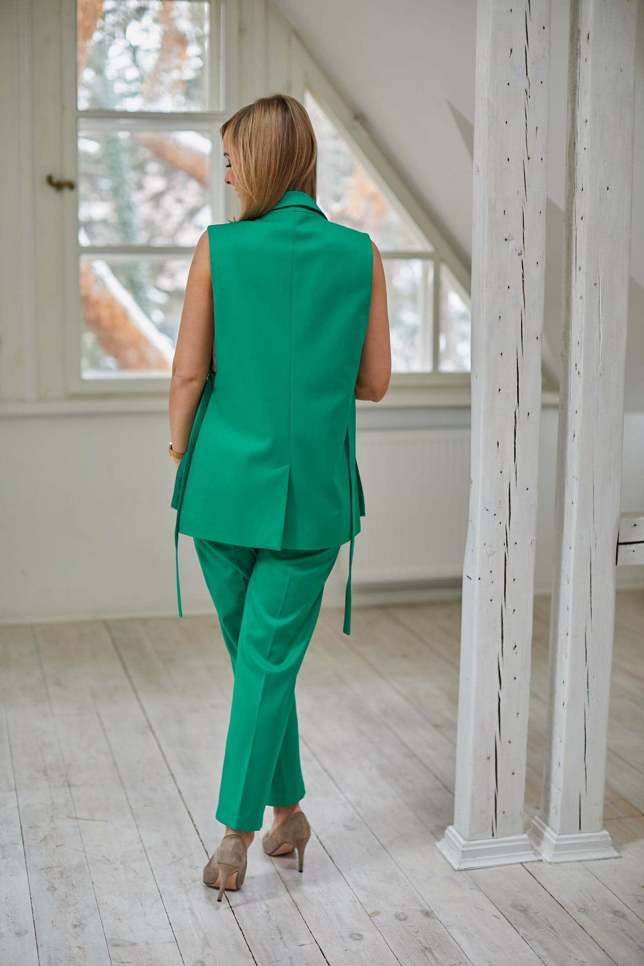Elegant green trousers with a crease and decorative buttons